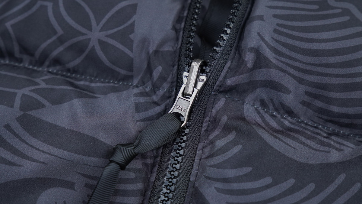 TheNorthFace Splicing White And  Black Paper Cuttings
