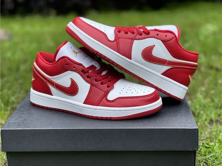 Let's take a look at these Jordan 1 Low pairs from Eastbay shoes