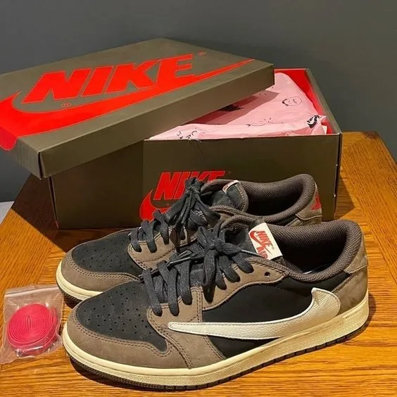  Reverse hook design, Travis Scott x Air Jordan 1 Low unboxing