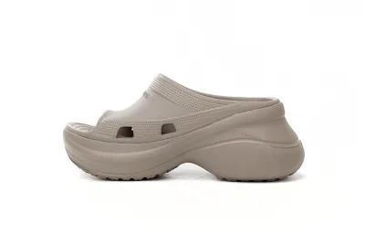 POP   BALENCIAGA Pool Crocs Beige 677386 W1S8E 2500  01