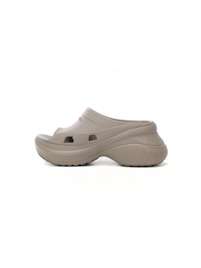 POP   BALENCIAGA Pool Crocs Beige 677386 W1S8E 2500  01