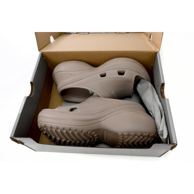 BALENCIAGA Pool Crocs Beige 677386 W1S8E 2500  02