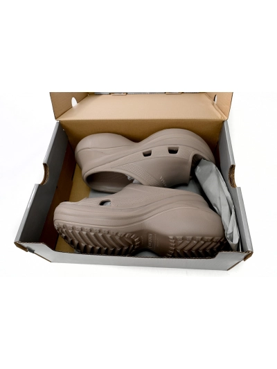 POP   BALENCIAGA Pool Crocs Beige 677386 W1S8E 2500  02