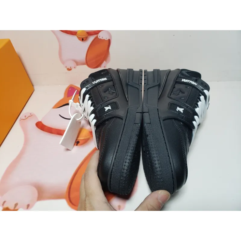 PKGoden  Louis Vuitton Trainer All Black Embossing 1AARER 