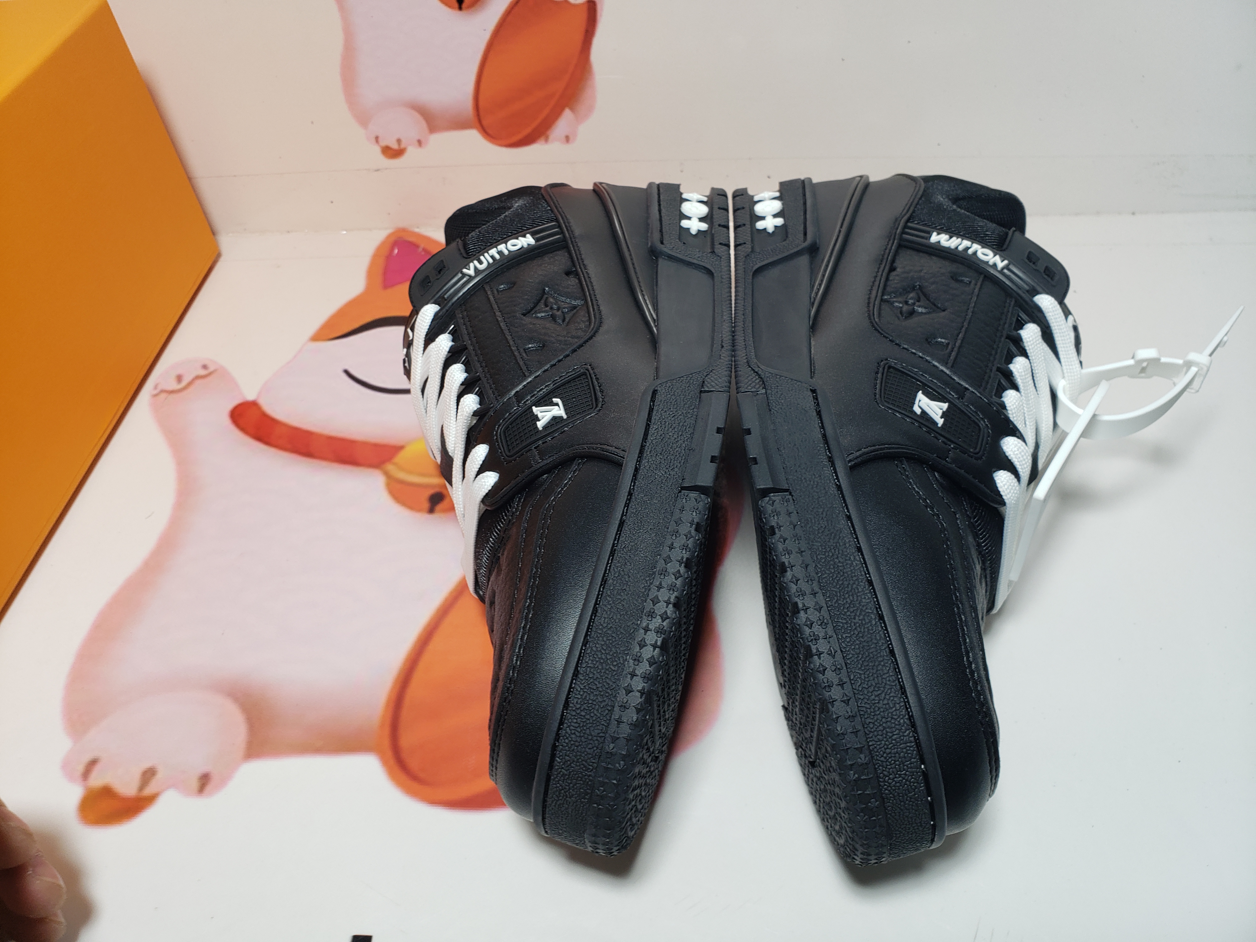 PKGoden  Louis Vuitton Trainer All Black Embossing 1AARER 