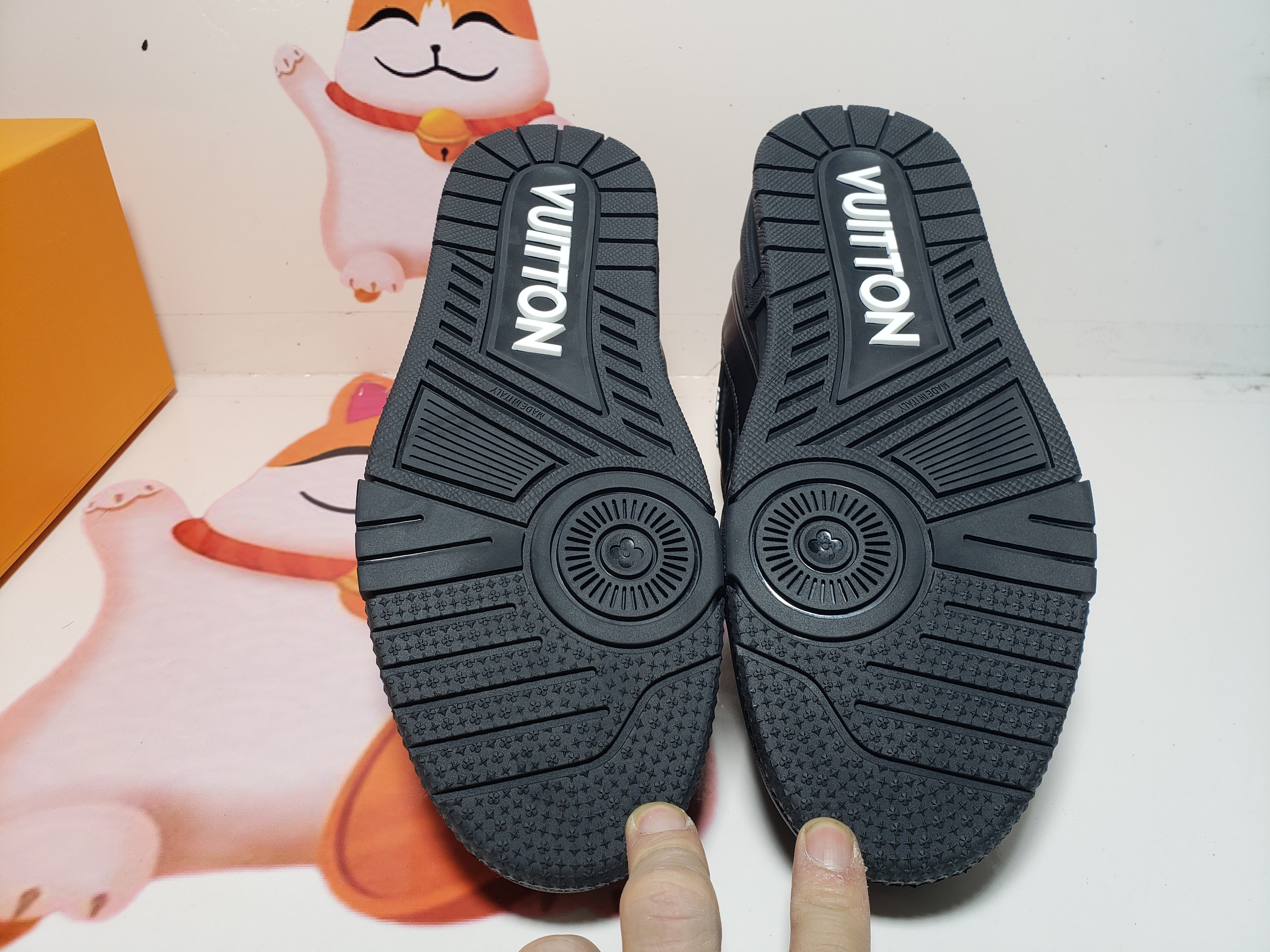 PKGoden  Louis Vuitton Trainer All Black Embossing 1AARER 