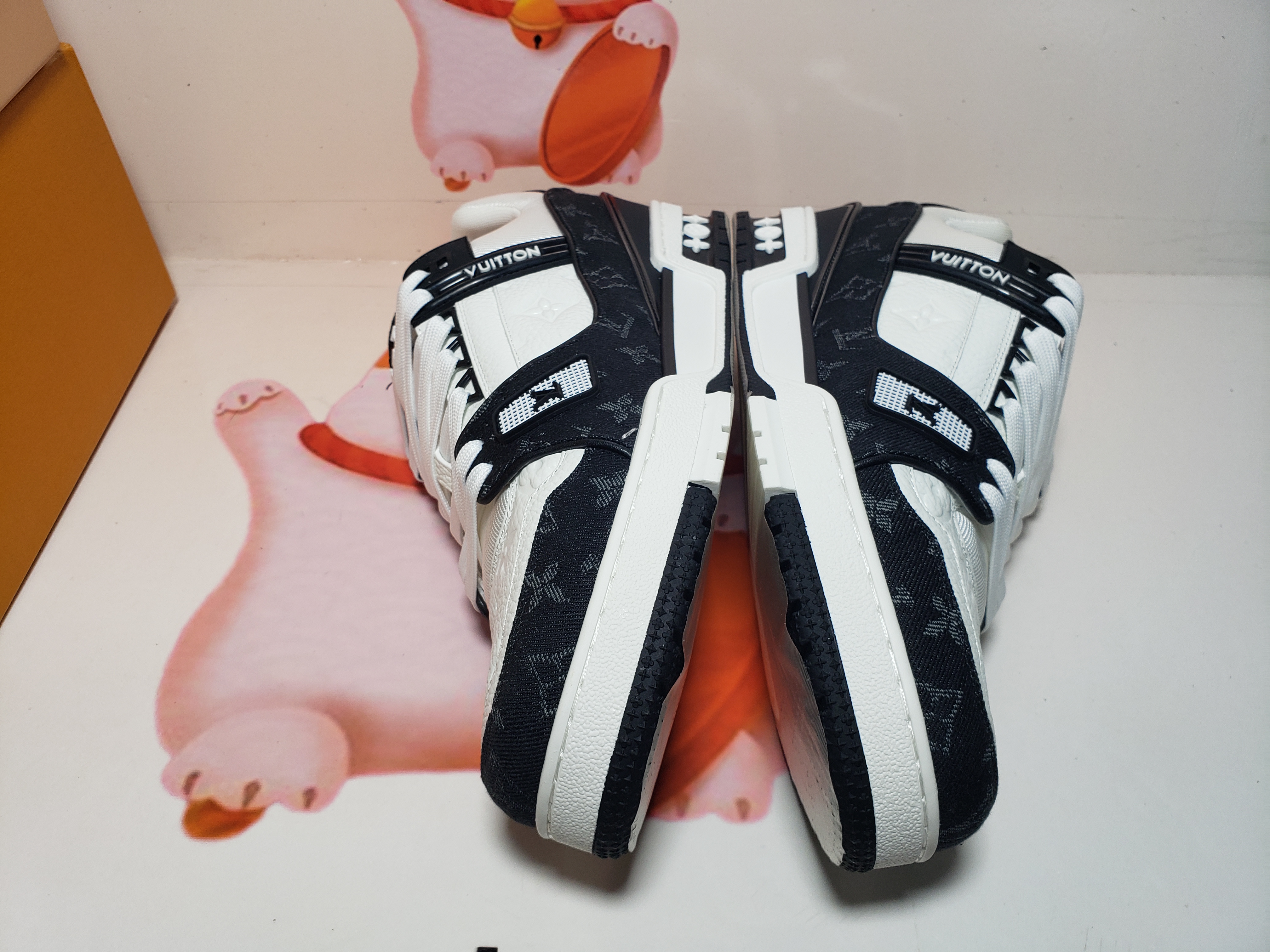 Louis Vuitton Trainer Black And White Cloth Cover VL1202 