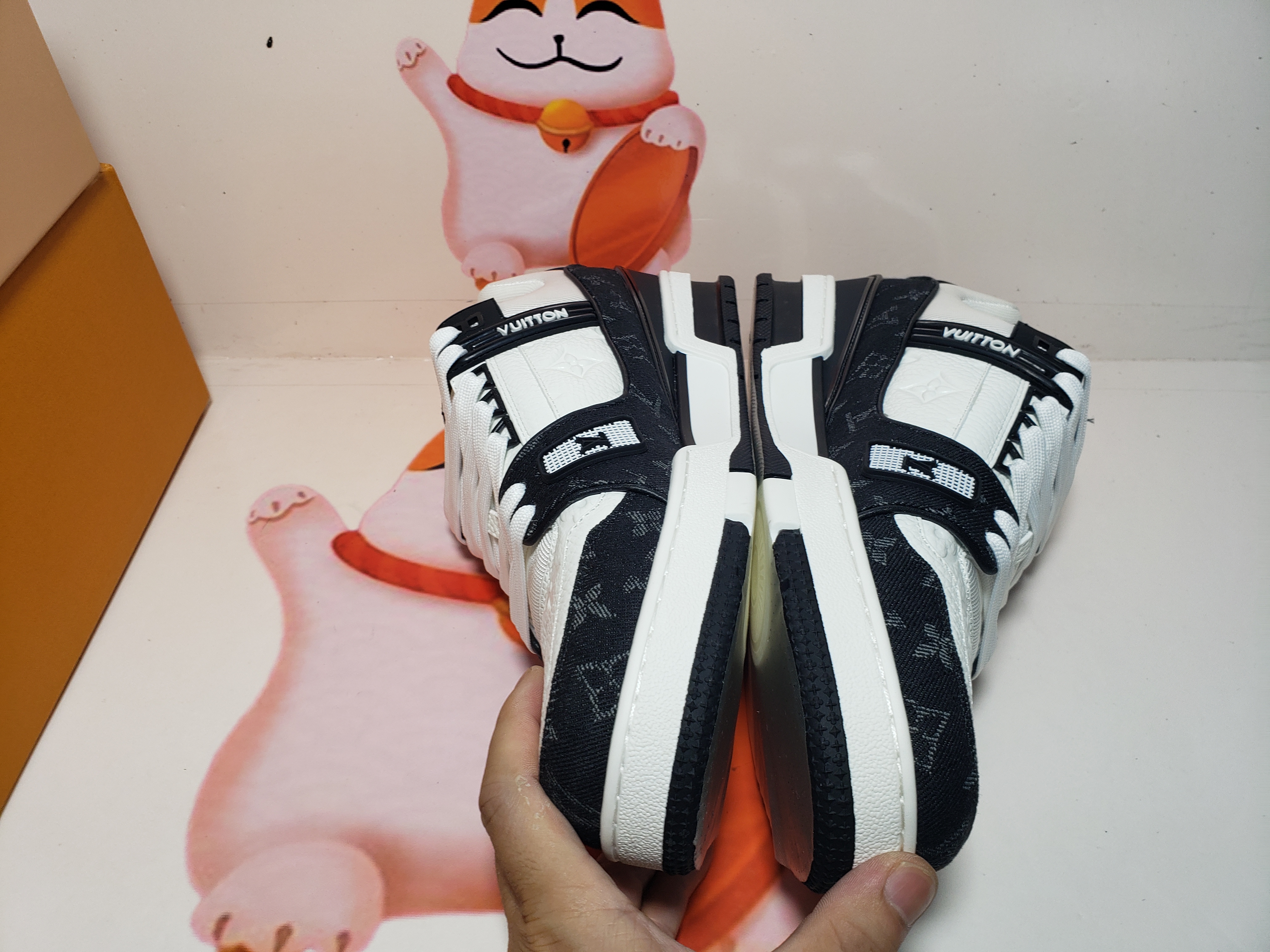 Louis Vuitton Trainer Black And White Cloth Cover VL1202 