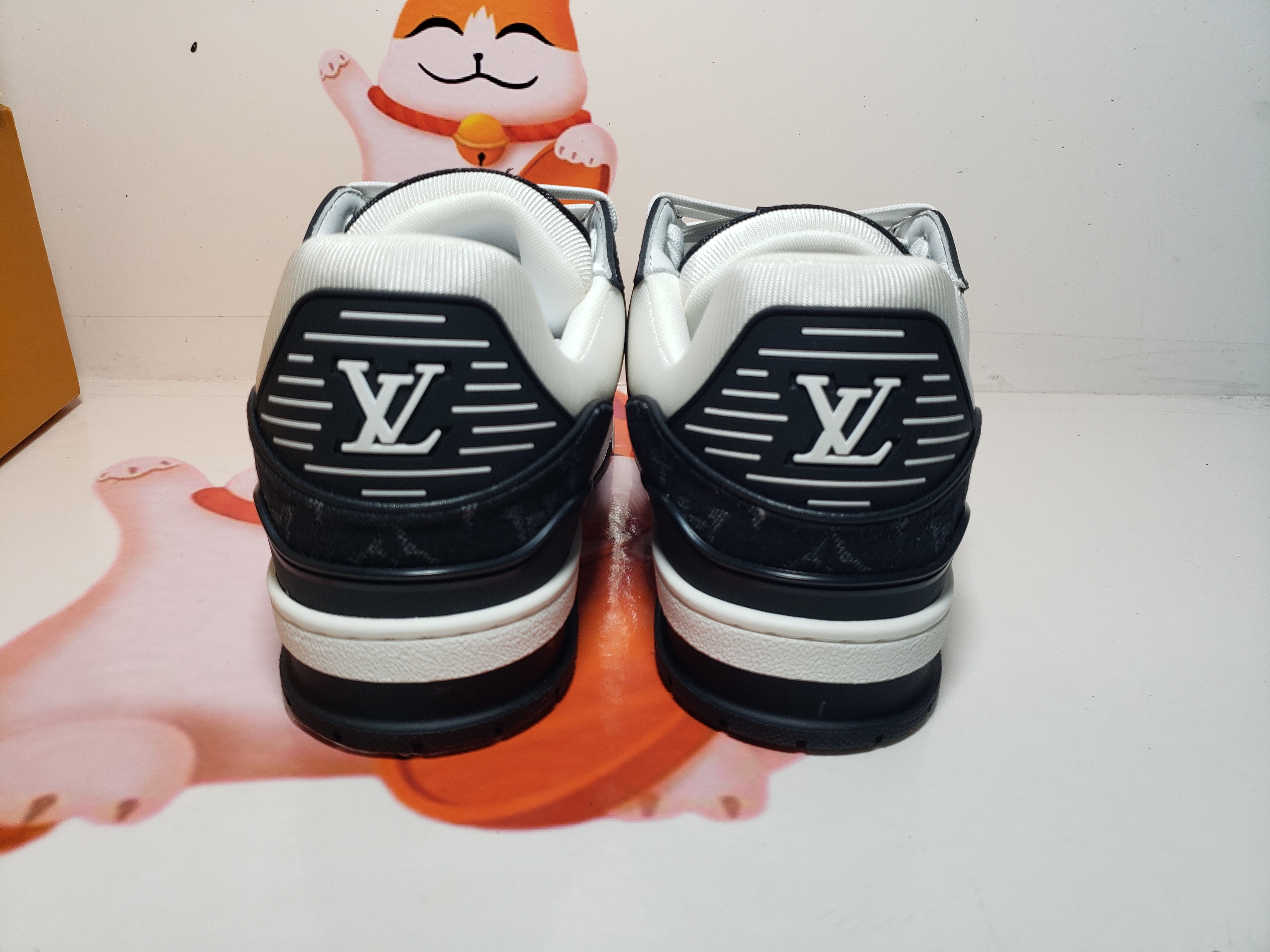 Louis Vuitton Trainer Black And White Cloth Cover VL1202 