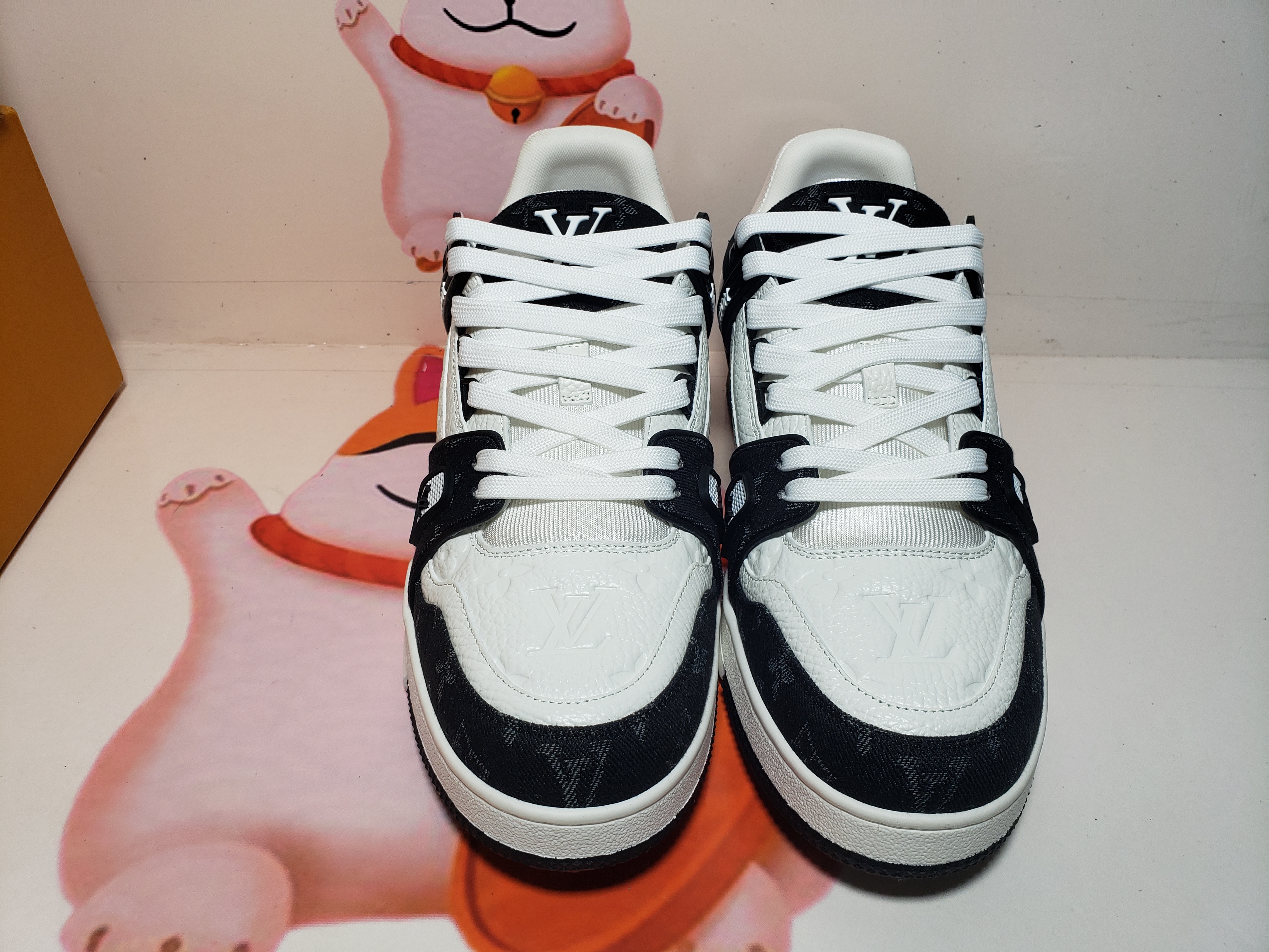 Louis Vuitton Trainer Black And White Cloth Cover VL1202 