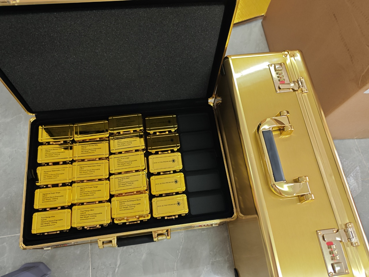 Ace Ultra Premium 2g Disposable Vape Golden Suitcase Kit review Alice 01