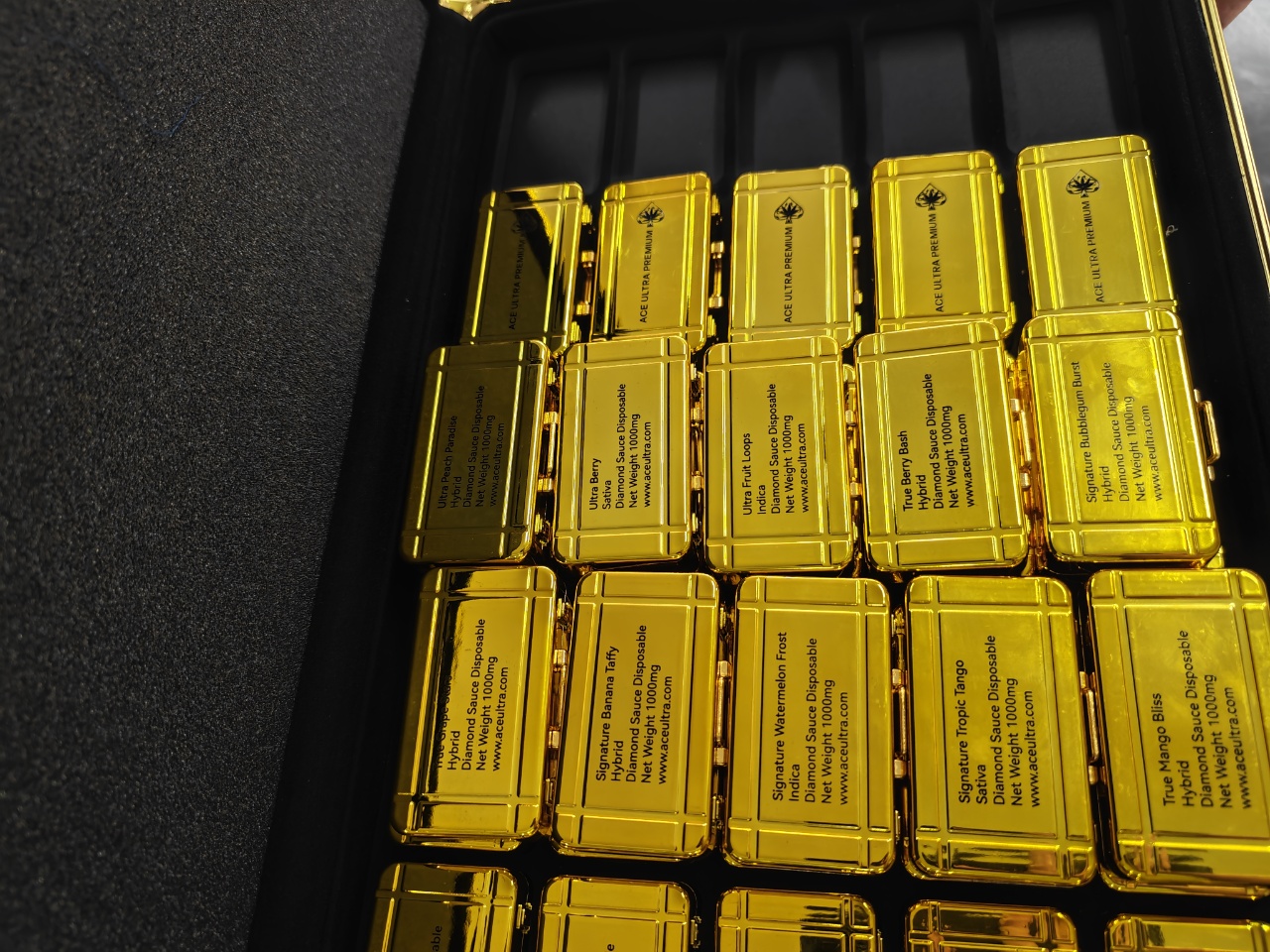 Ace Ultra Premium 2g Disposable Vape Golden Suitcase Kit review Alice 02
