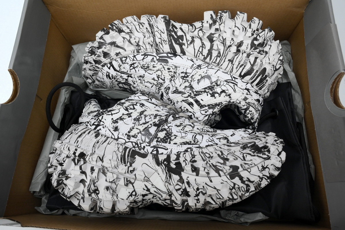 PKGoden  Balenciaga Defender Graffiti 685611 W2RAM 9010