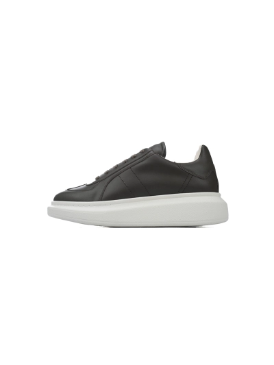 PKGoden Alexander McQueen Sneaker Black and White 01