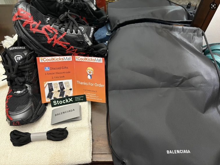 PKGoden Balenciaga Runner Black And Red Characters 677402 W3RB1 0102  review Adriandabest