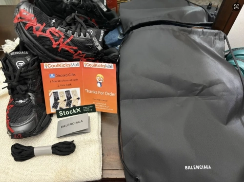 PKGoden Balenciaga Runner Black And Red Characters 677402 W3RB1 0102  review 