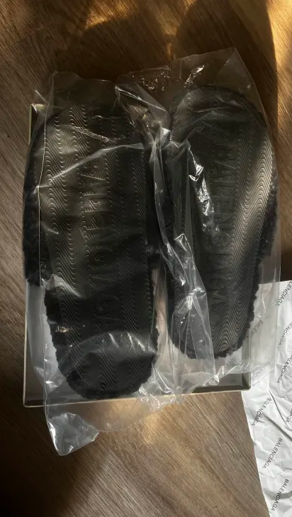 Balenciaga Furry Slide Black/White/Pink/Grey/Red/Green/Blue review 0