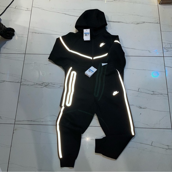 Nike Sportswear Tech Fleece Full Zip Hoodie & Joggers Reflective Details Set Black Bemis Silver review 0