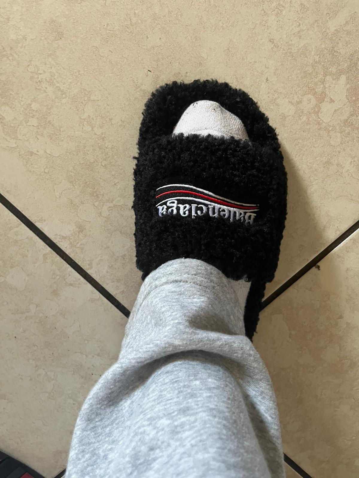 Balenciaga Furry Slide Black/White/Pink/Grey/Red/Green/Blue review feedback from whatspp customer 01
