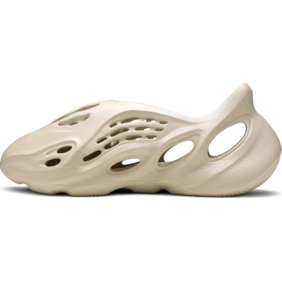 PK Yeezy Foam RNNR Sand, FY4567 01