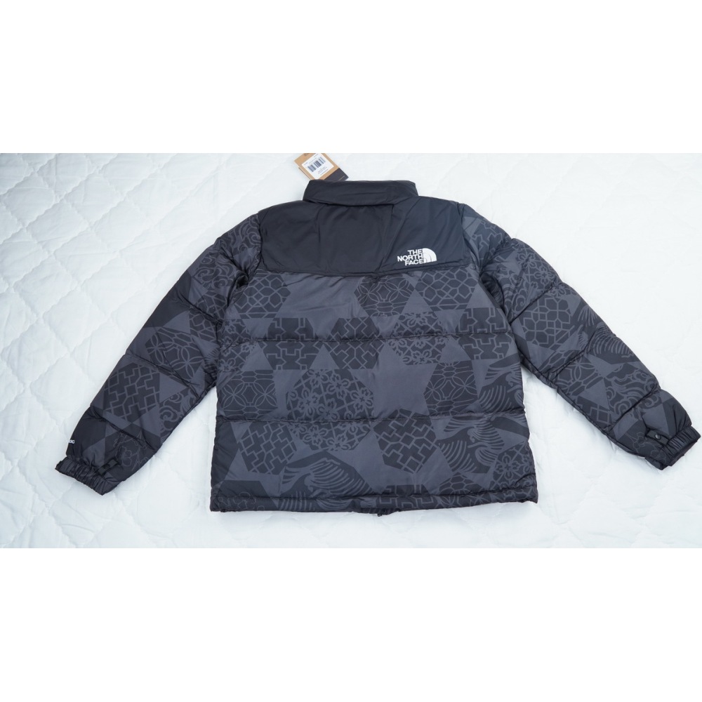 PK TheNorthFace Splicing White And Black Paper Cuttings