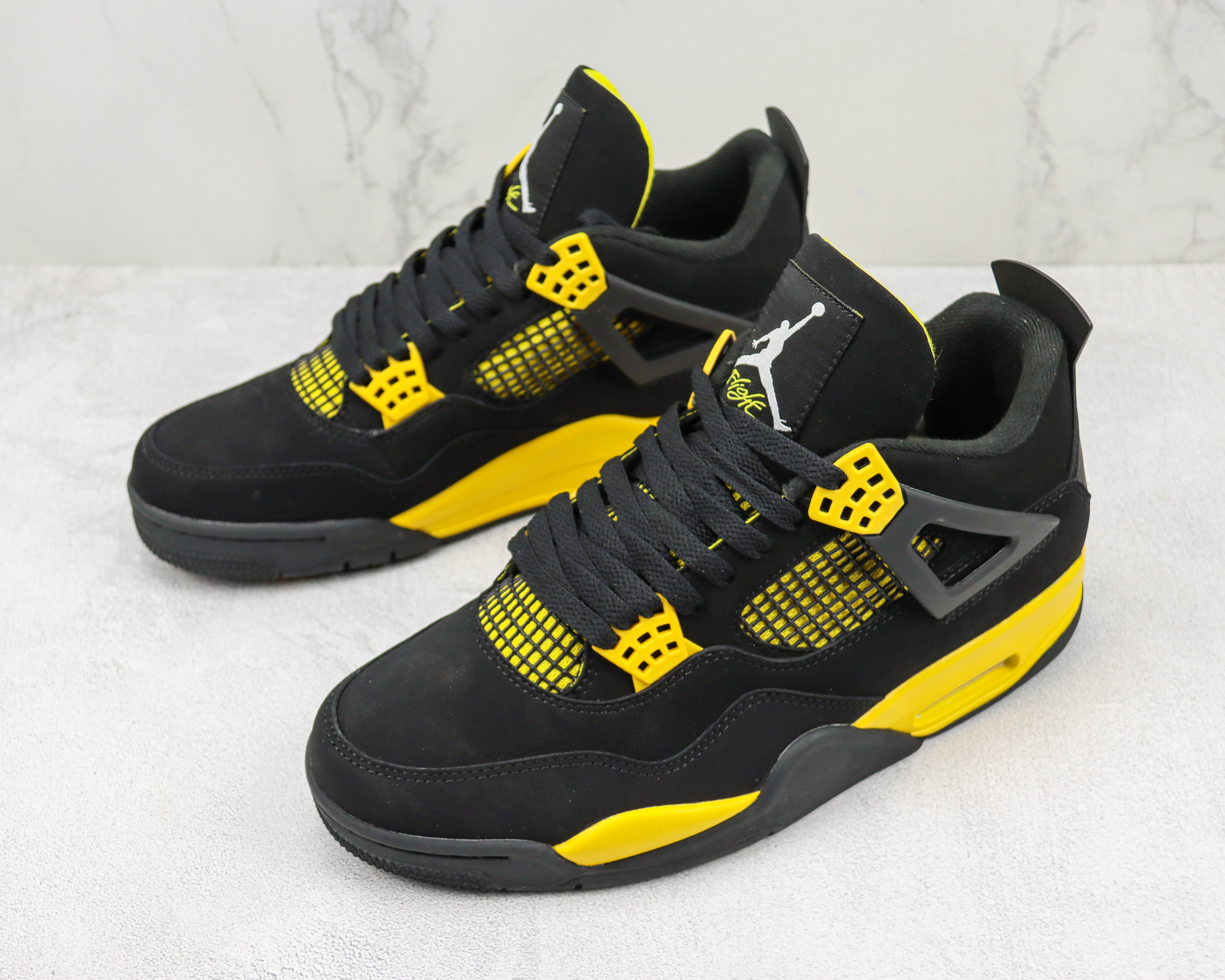 Air Jordan 4 Thunder