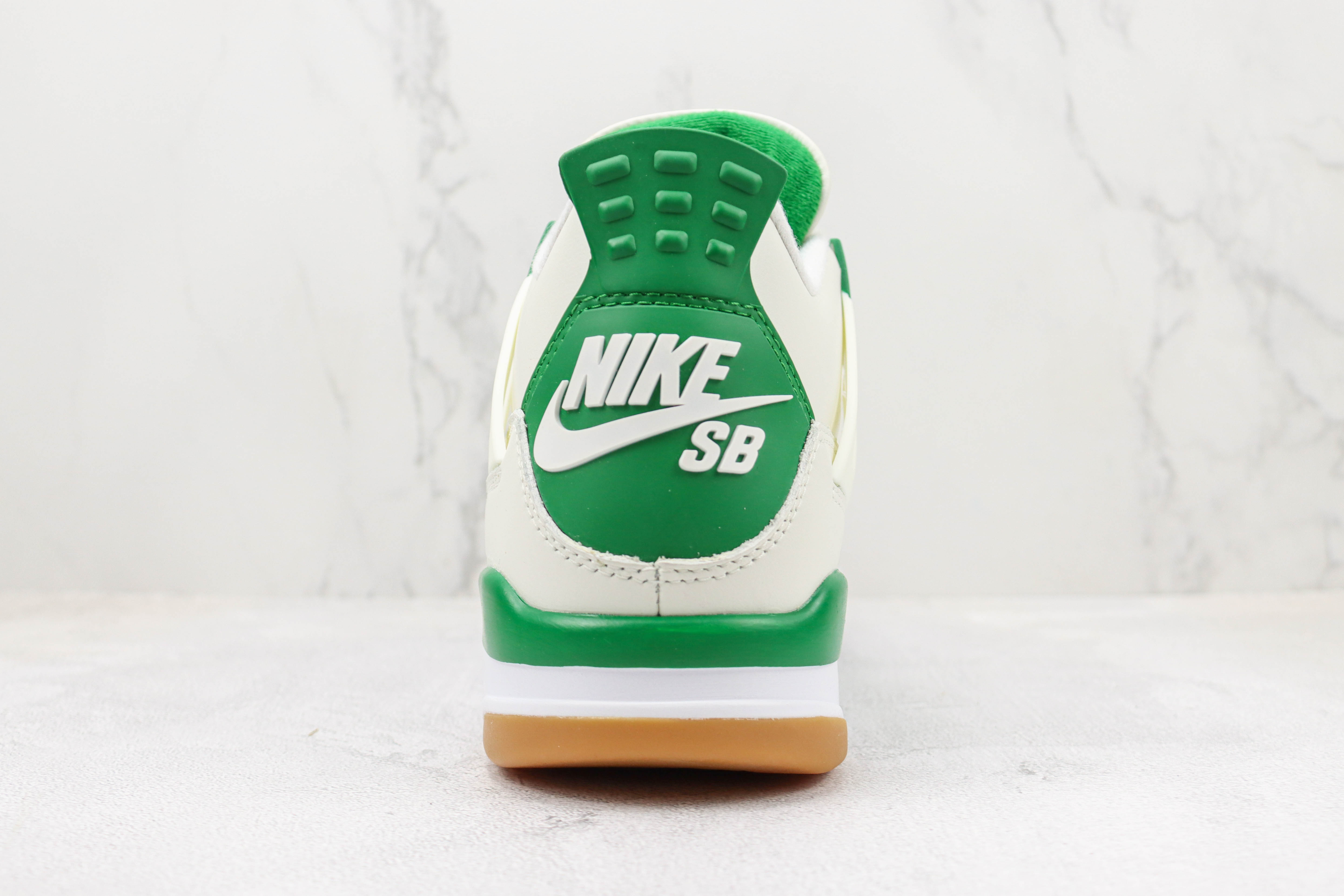 Nike SB x Air Jordan 4 “Pine Green”Calaite