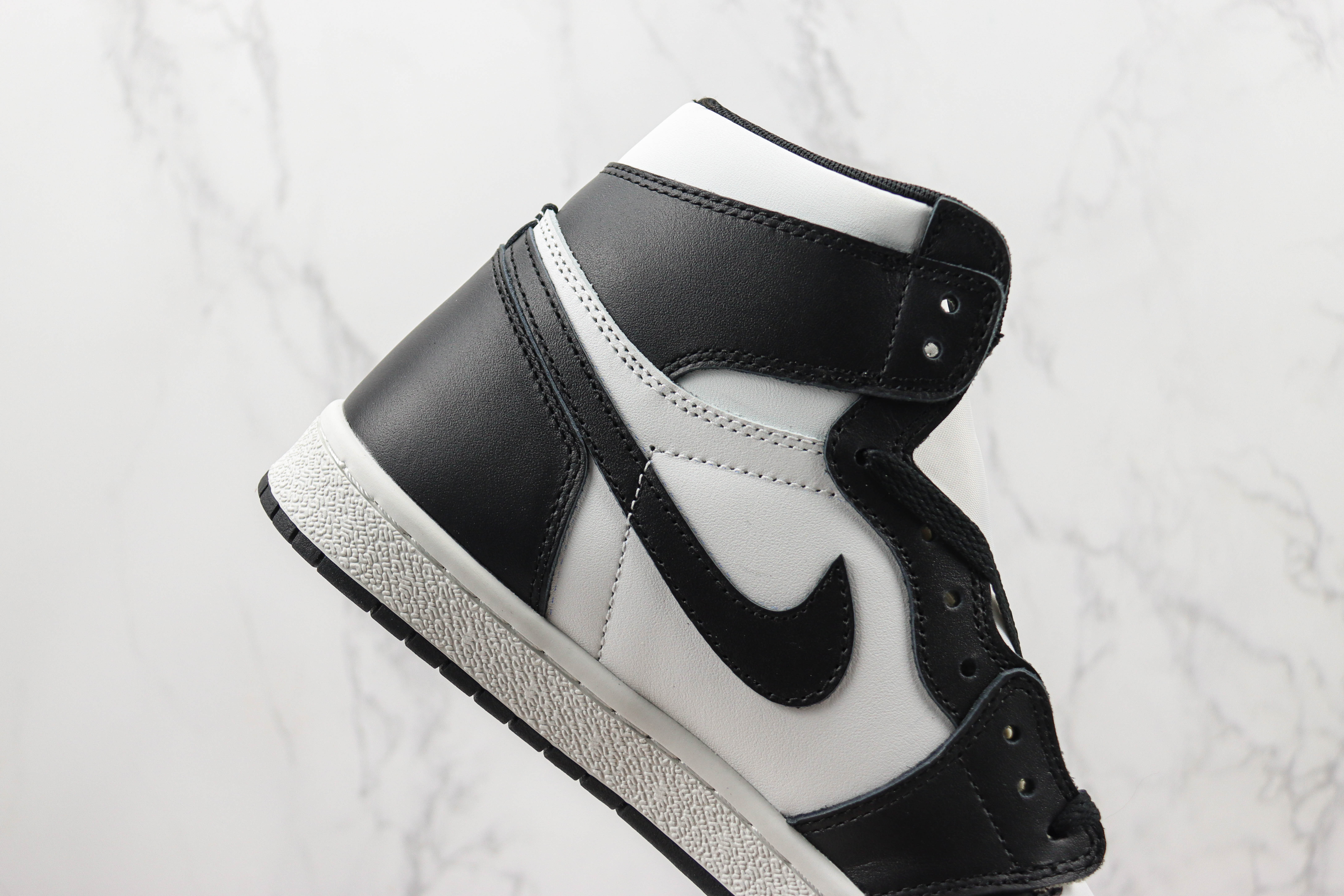Air Jordan 1 Retro High OG Black White