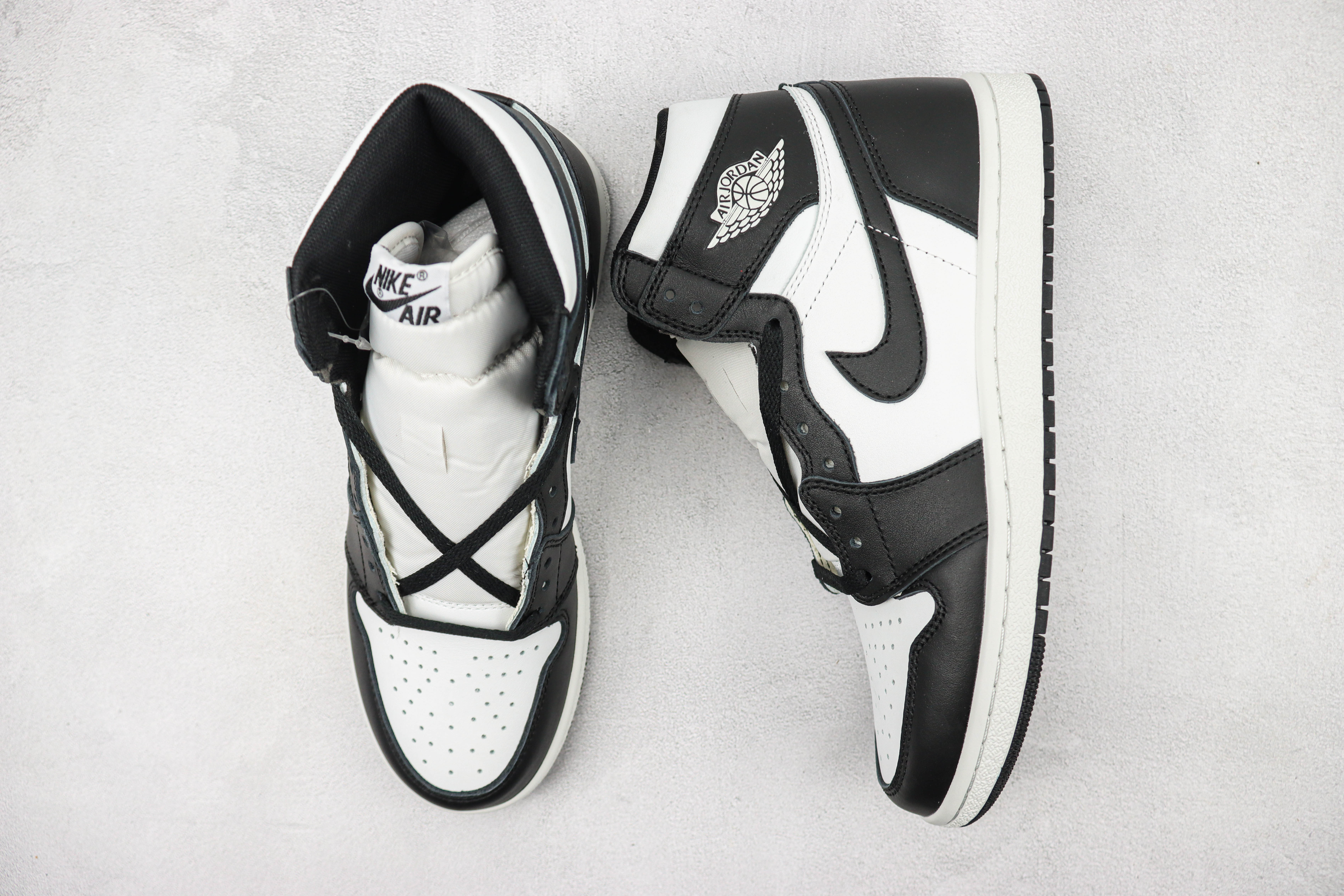 Air Jordan 1 Retro High OG Black White