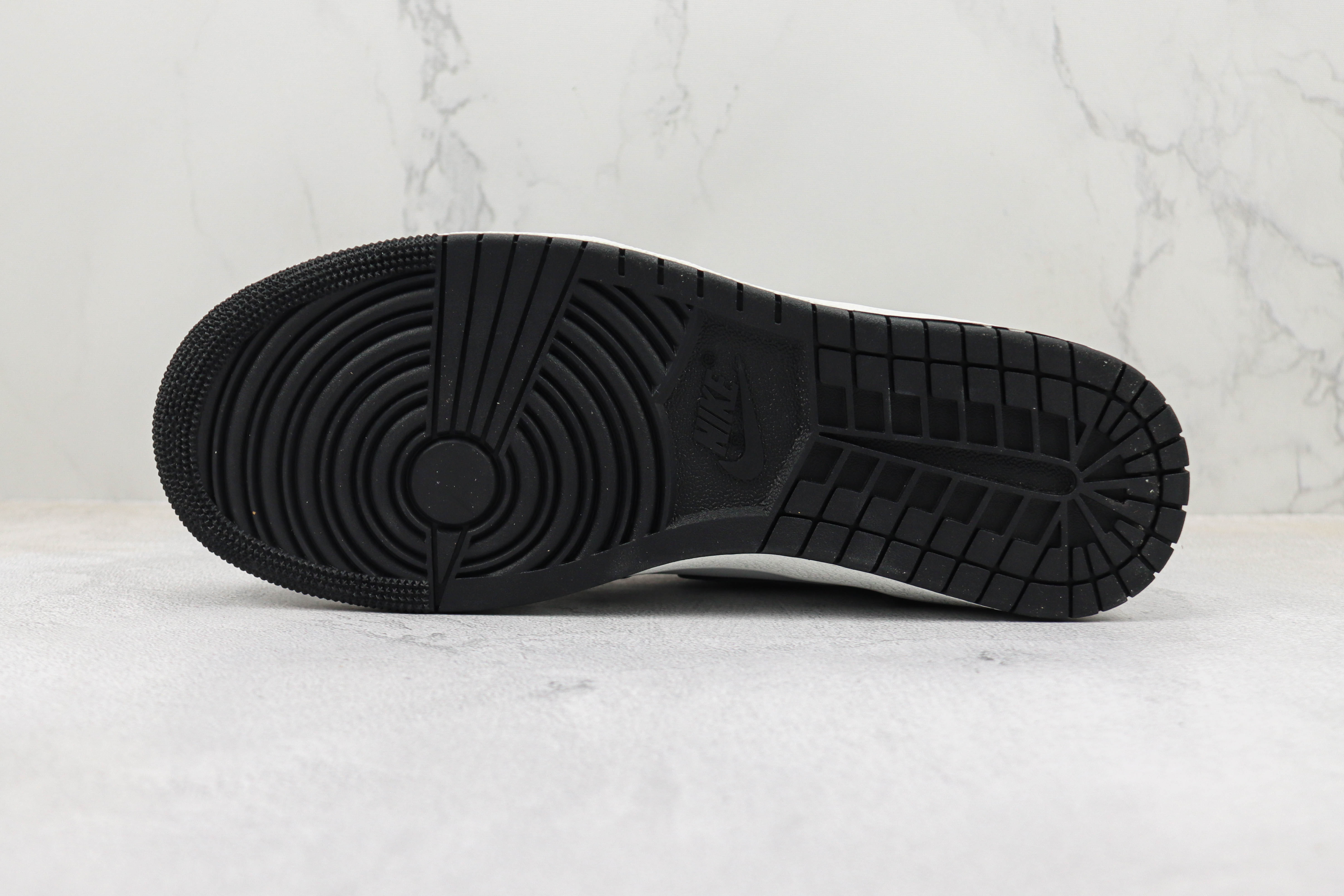 Air Jordan 1 Retro High OG Black White