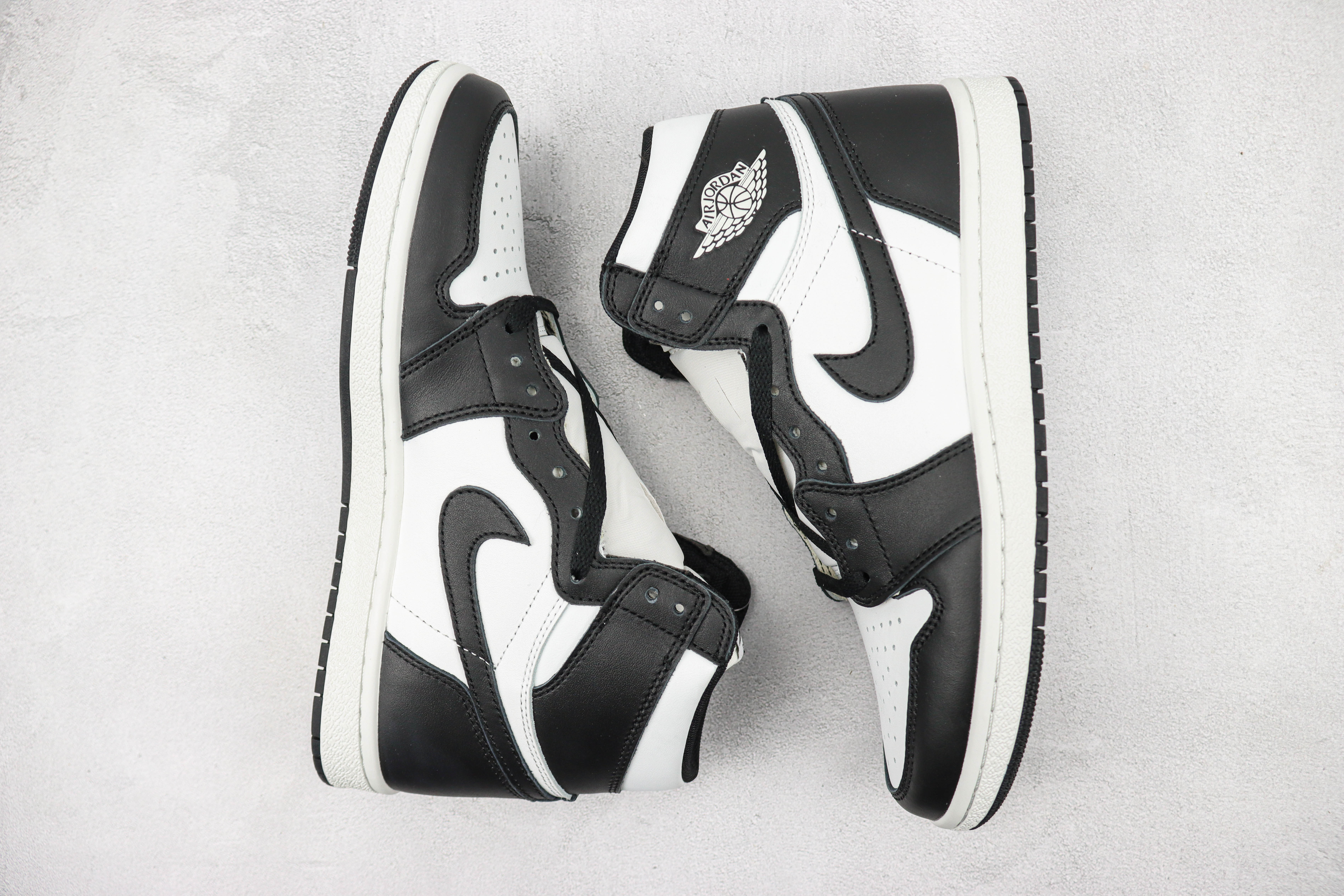 Air Jordan 1 Retro High OG Black White