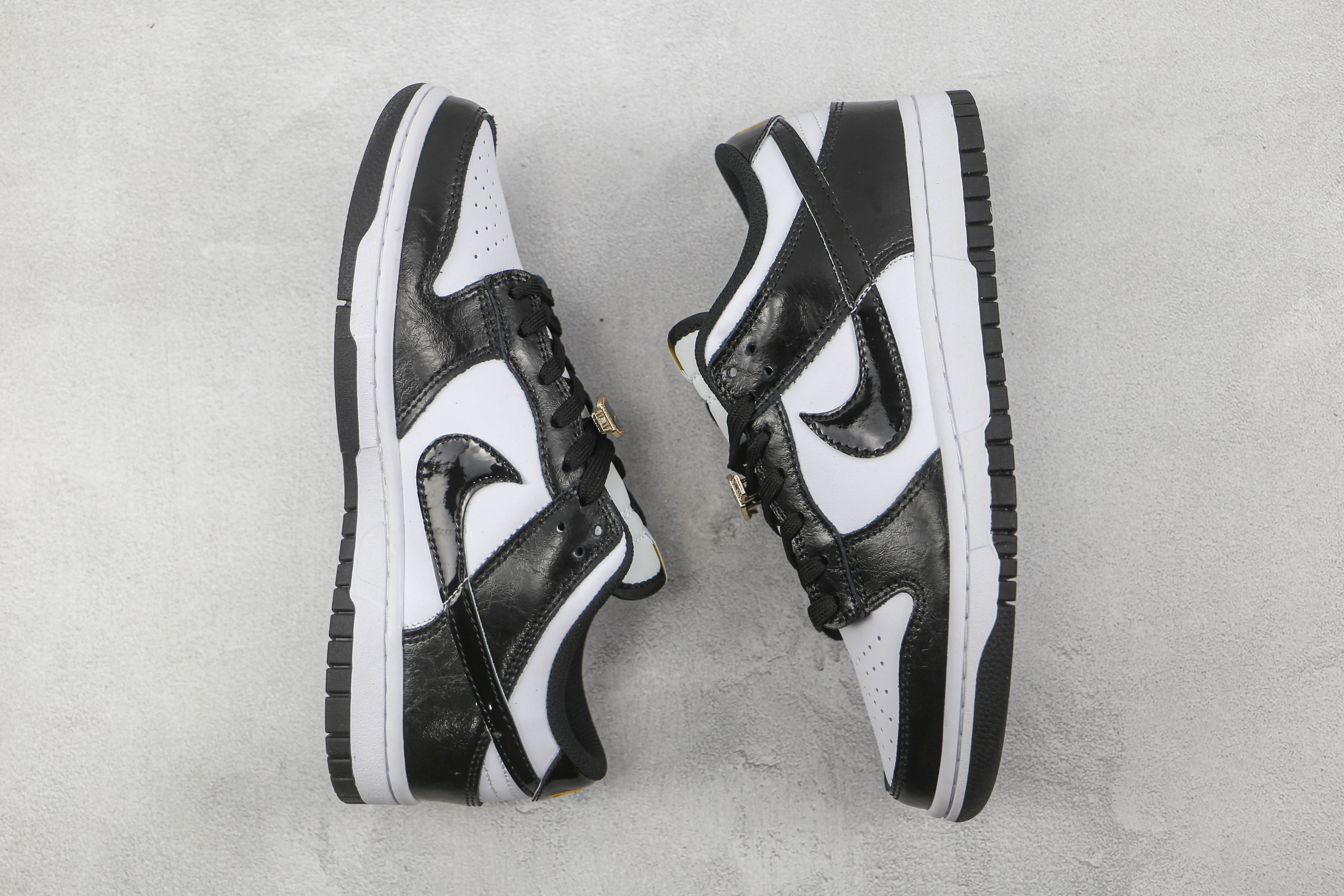 Nike Dunk Low Panda gold Buckle