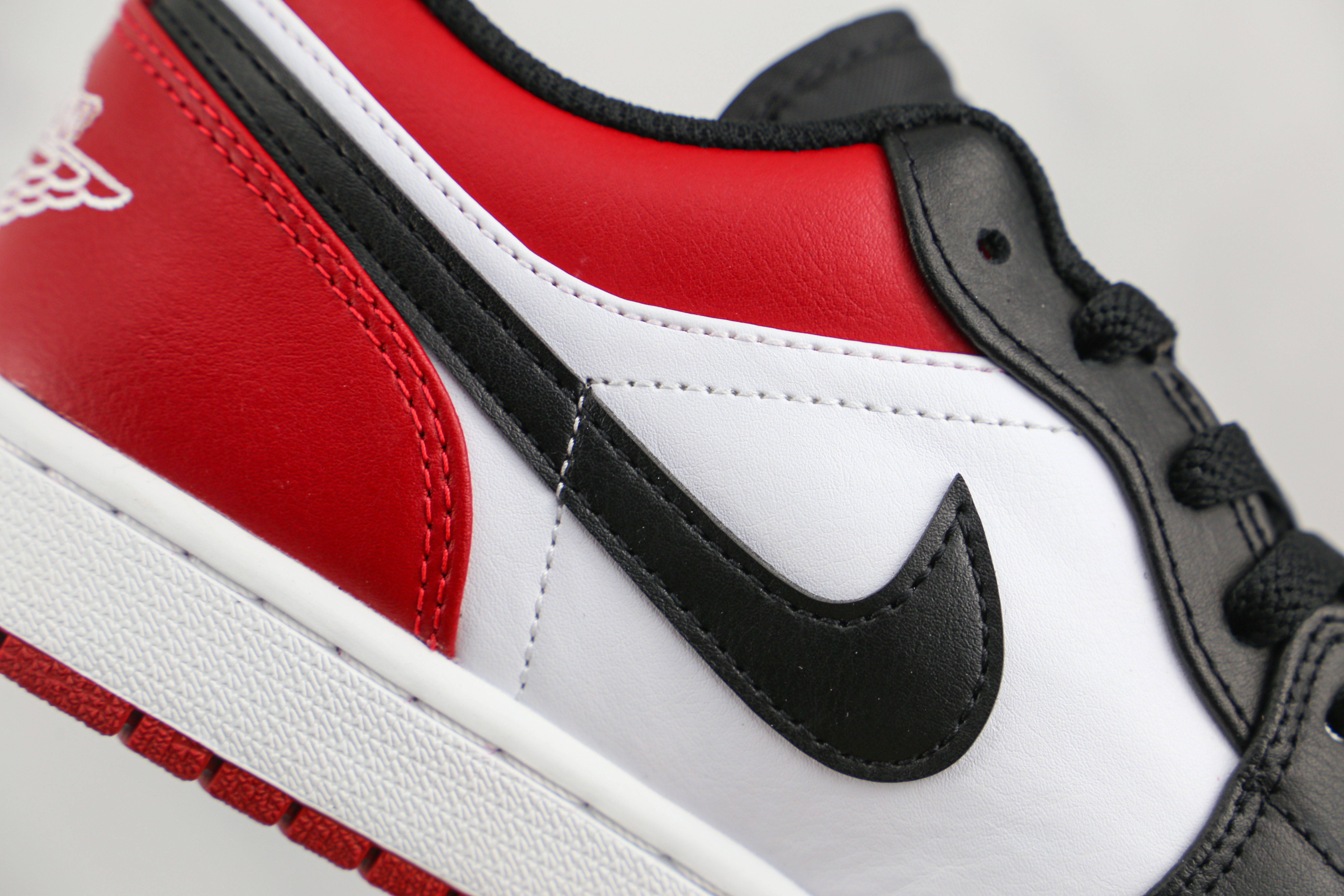 Air Jordan 1 Low Bred Toe