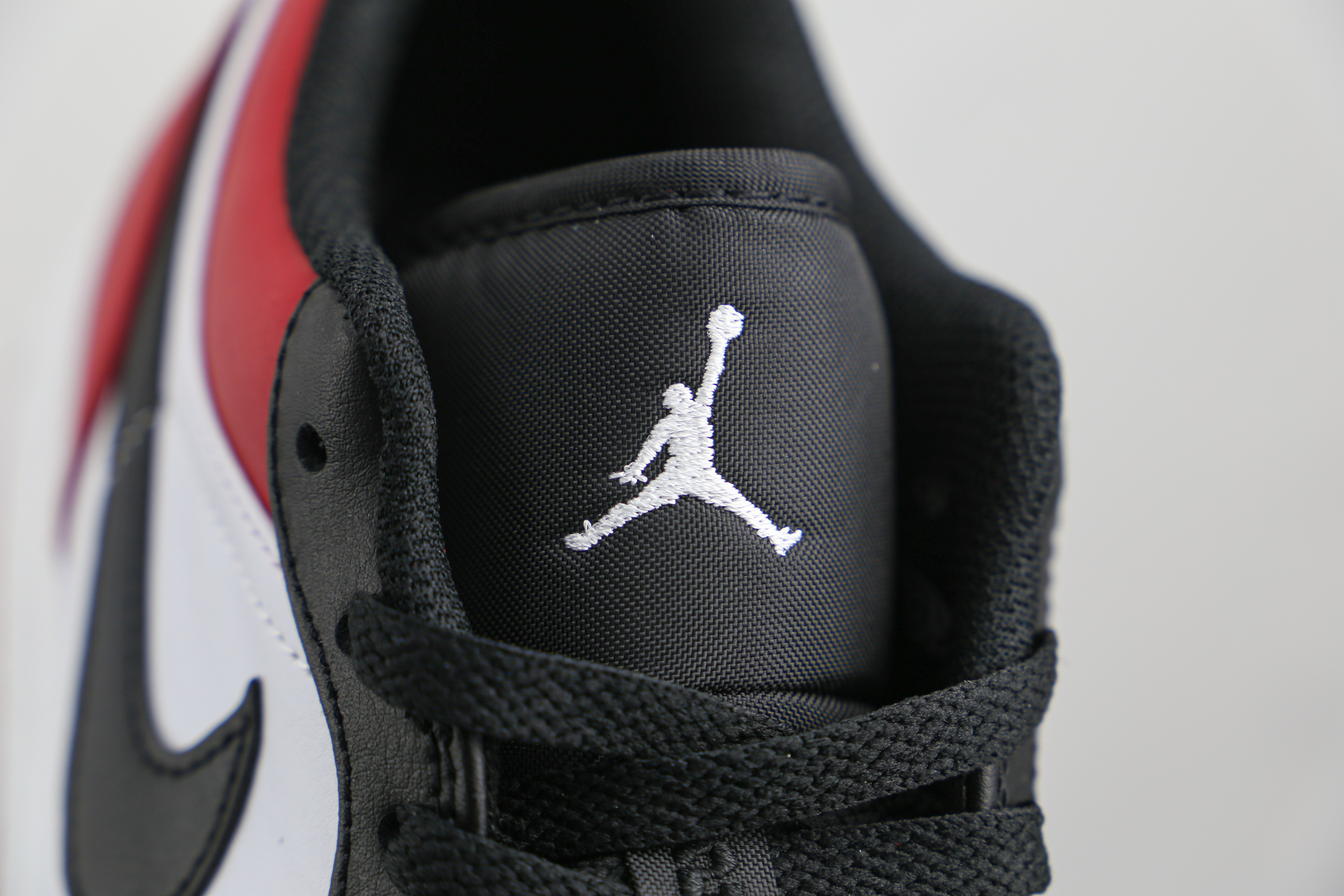 Air Jordan 1 Low Bred Toe