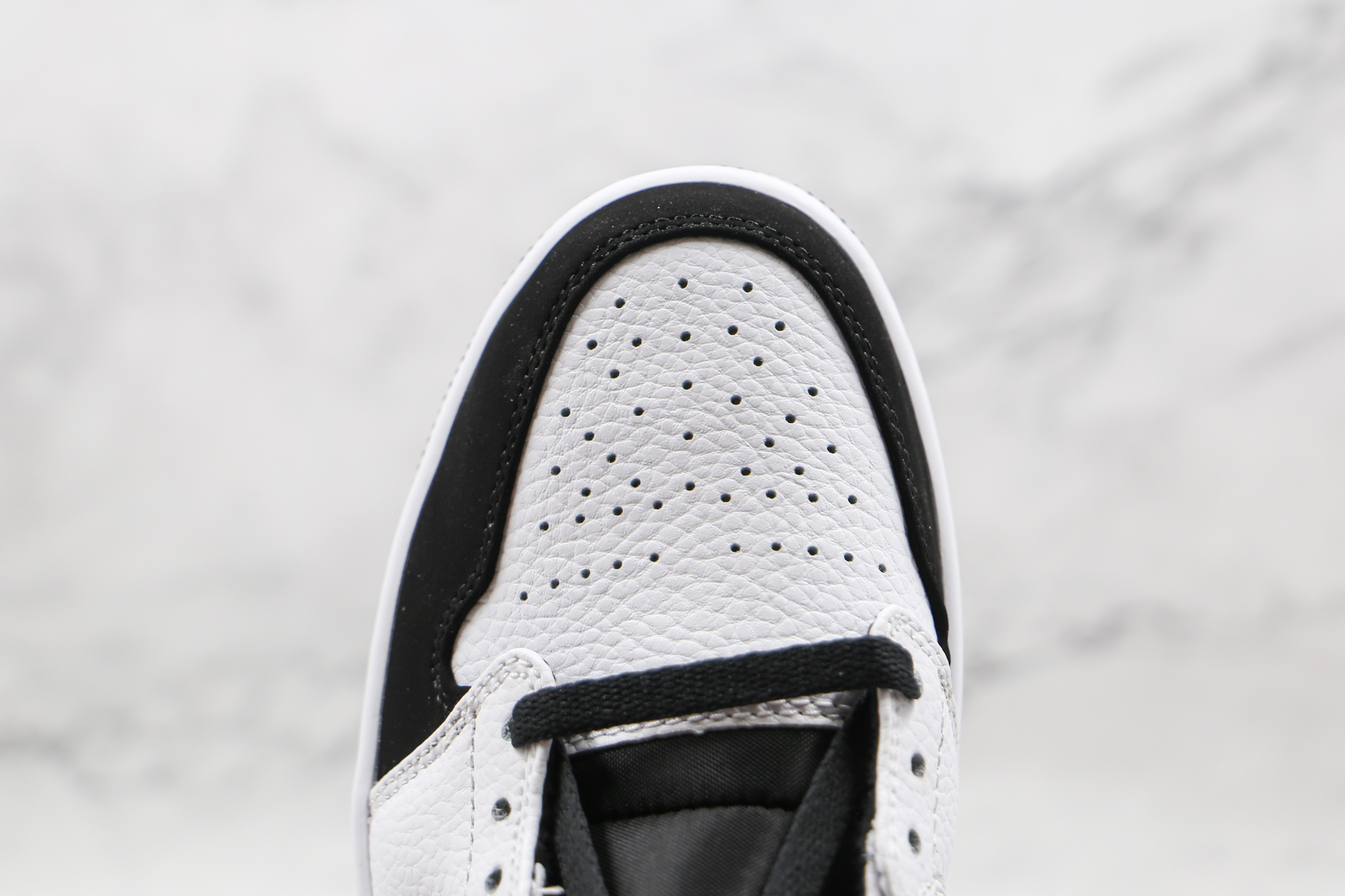 Air Jordan 1 Mid Tuxedo