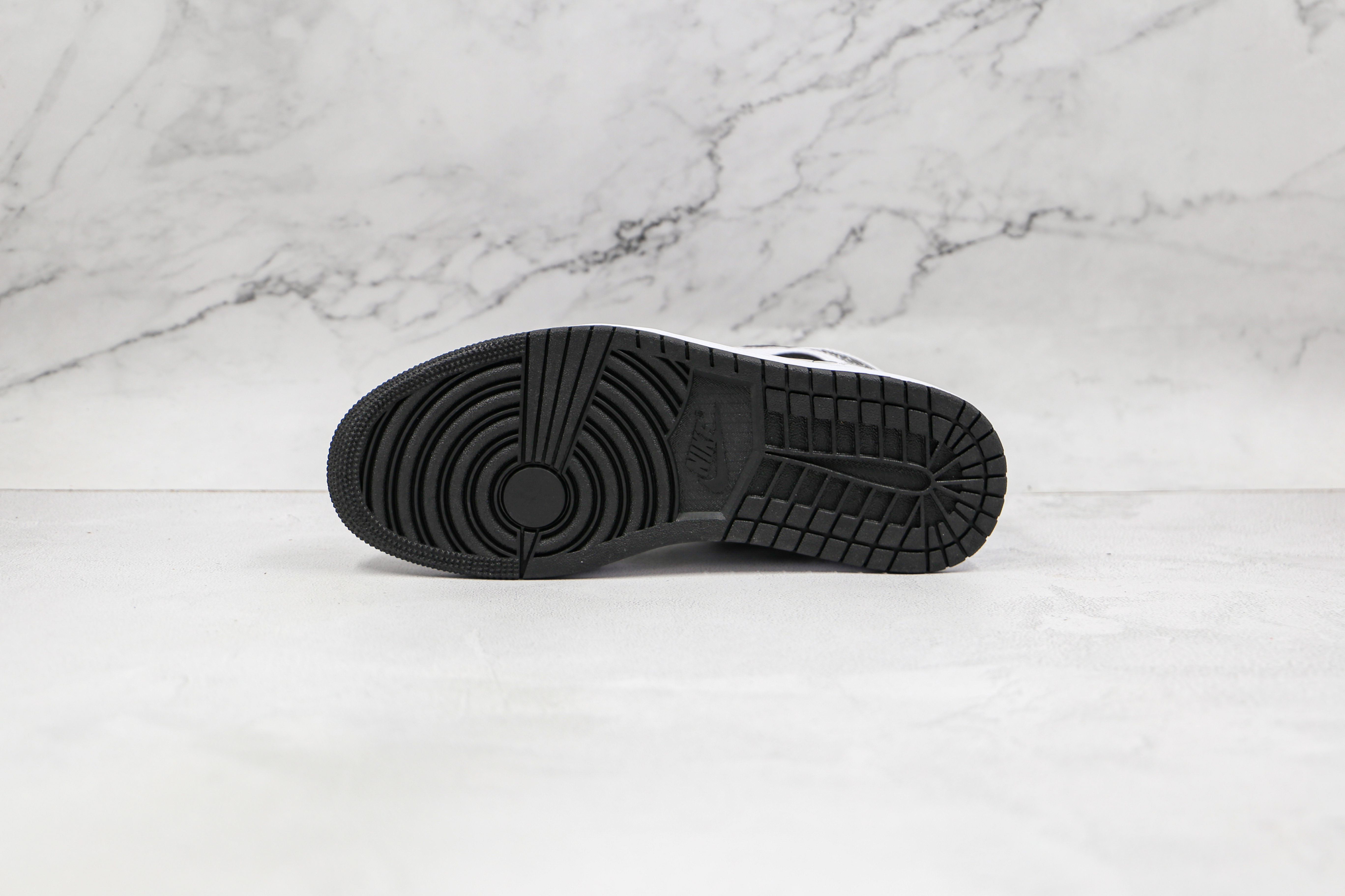 Air Jordan 1 Mid Tuxedo