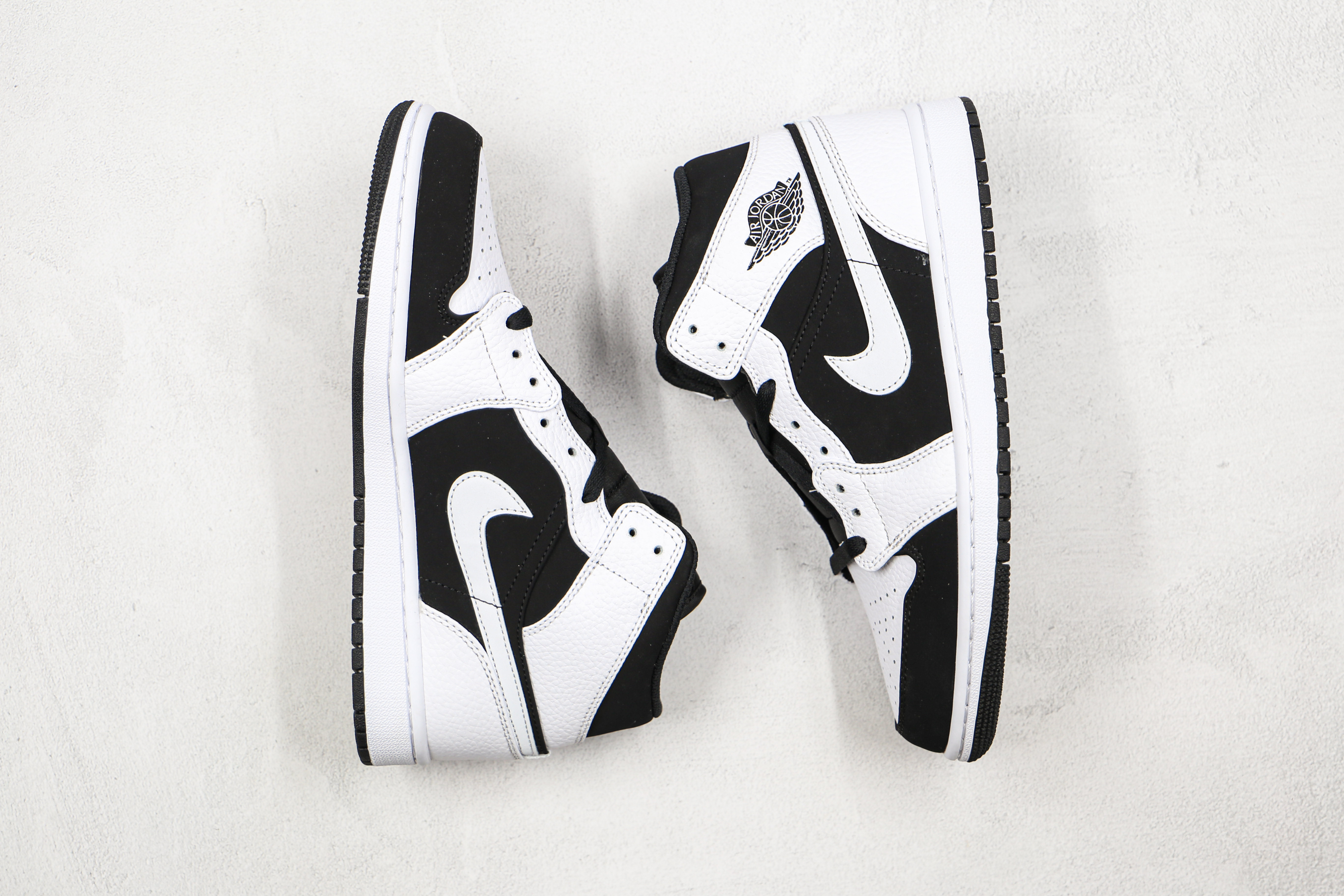 Air Jordan 1 Mid Tuxedo