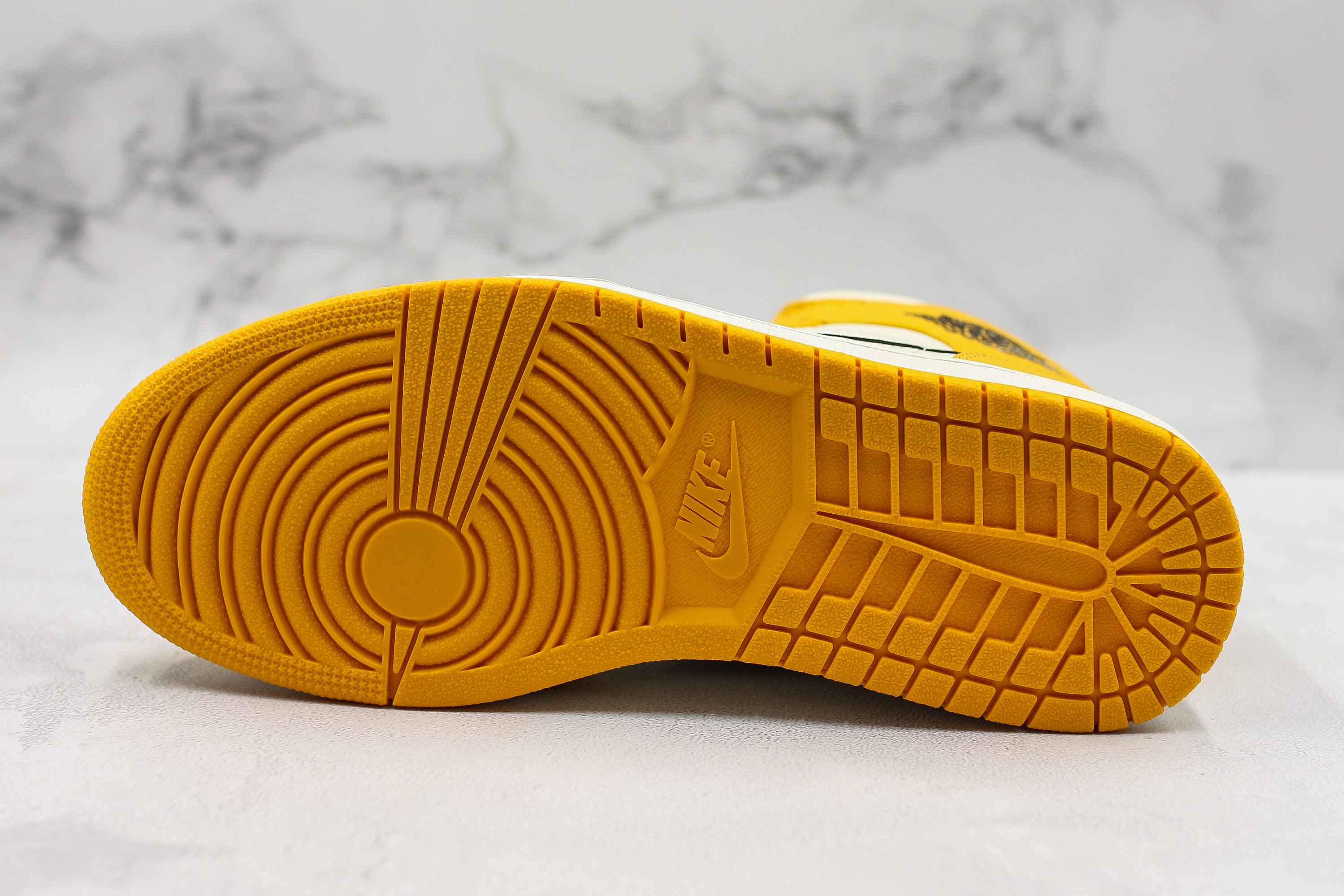 Air Jordan 1 Mid SE Lakers