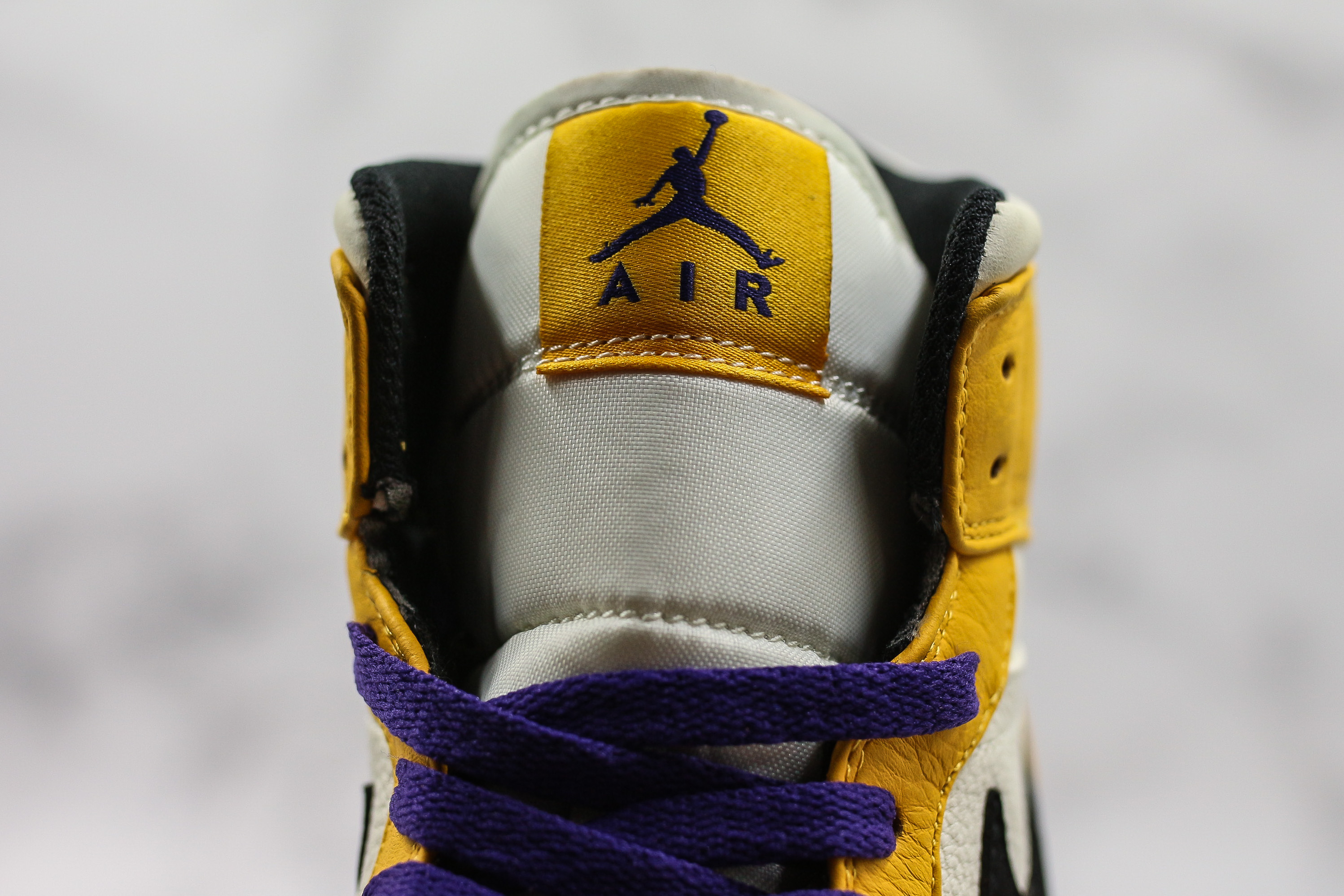 Air Jordan 1 Mid SE Lakers