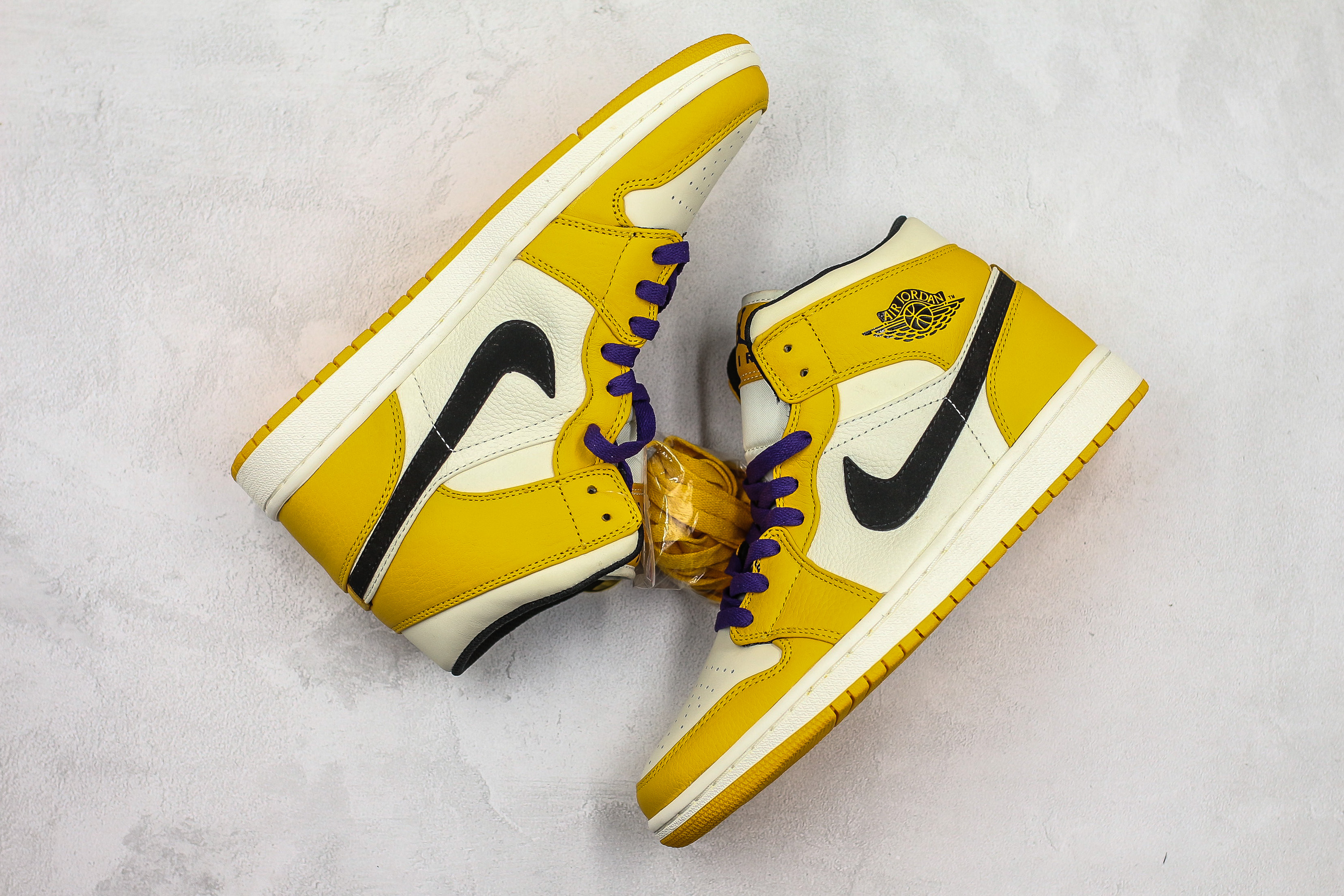 Air Jordan 1 Mid SE Lakers