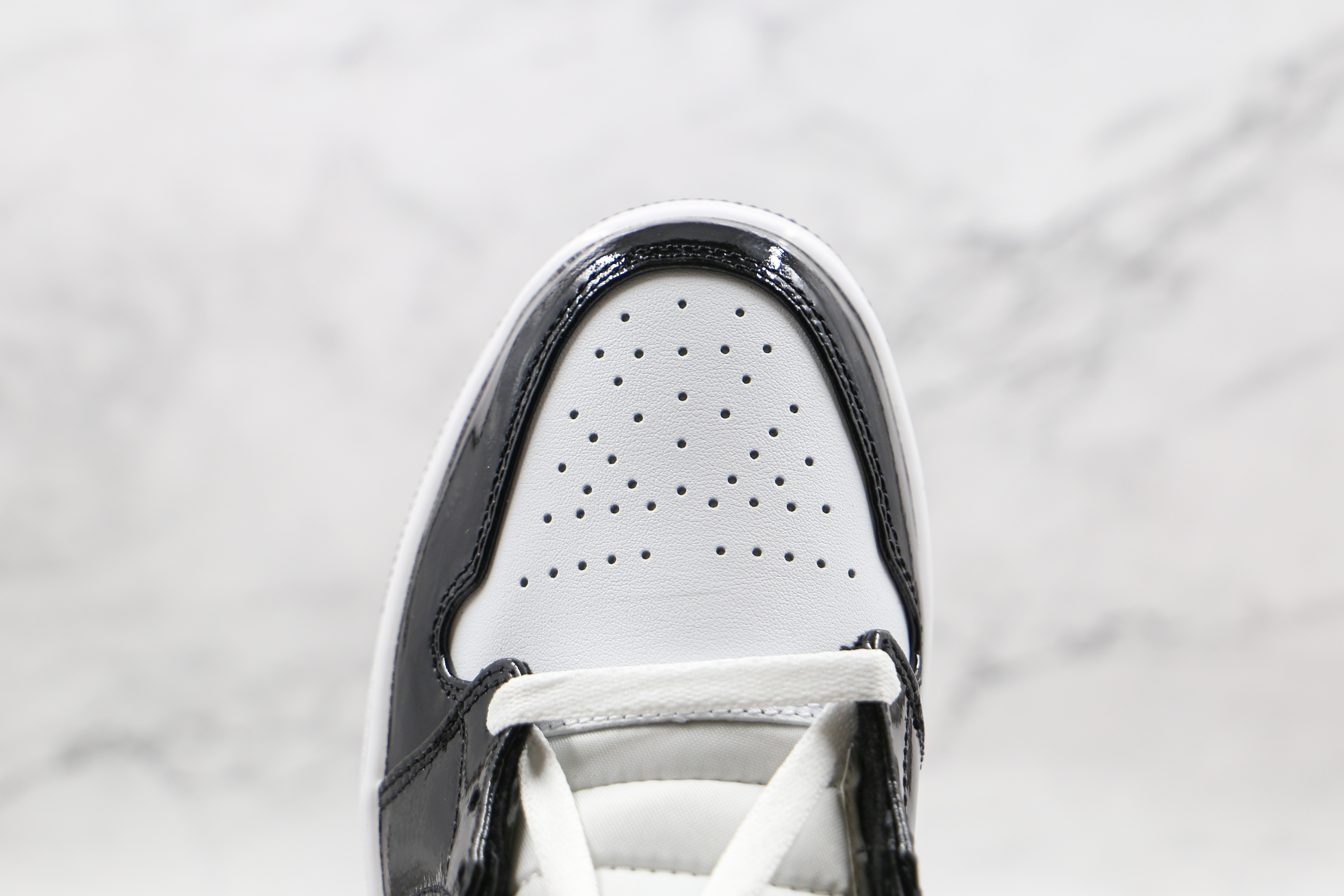 Air Jordan 1 Mid SE Black Gold Patent Leather