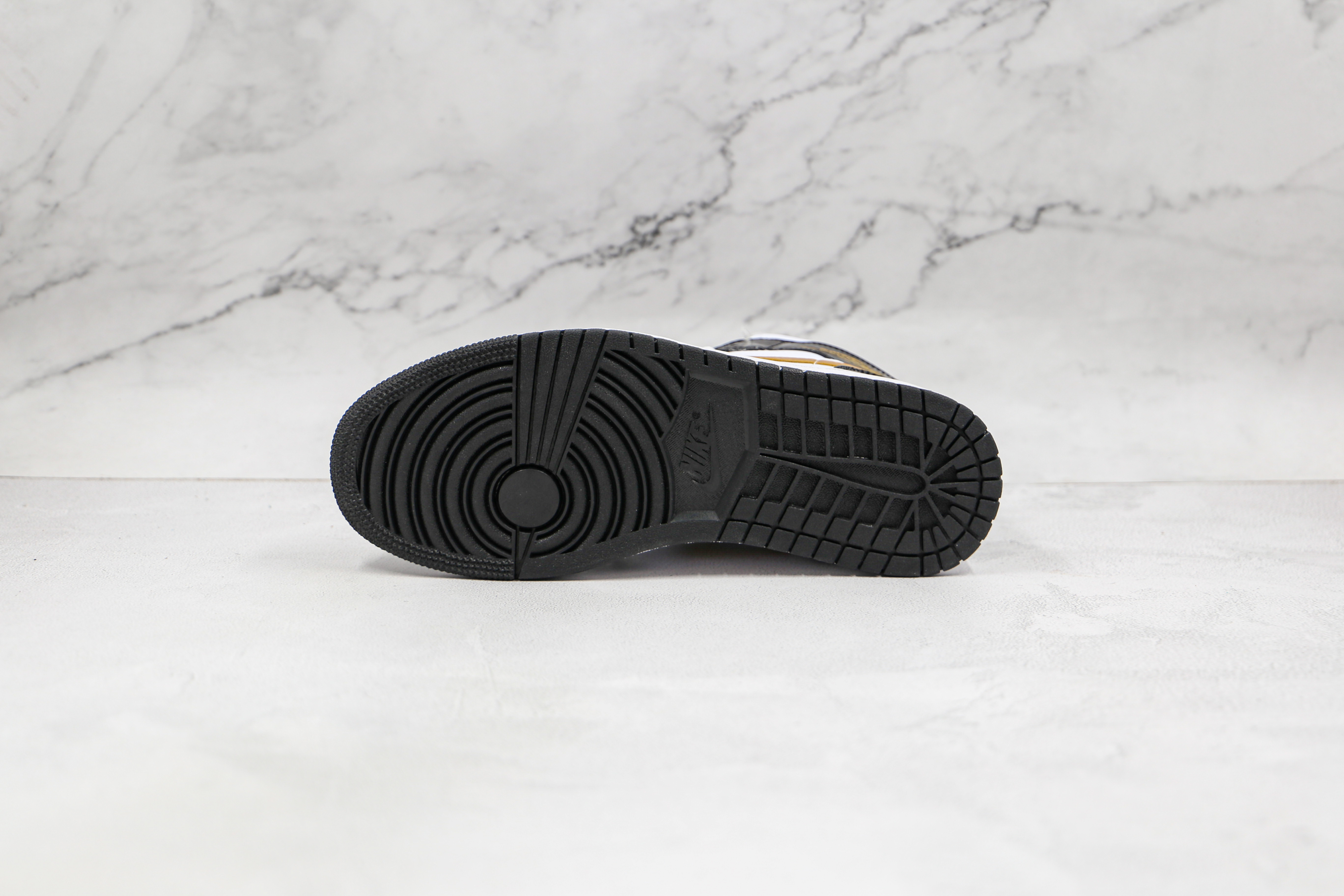 Air Jordan 1 Mid SE Black Gold Patent Leather