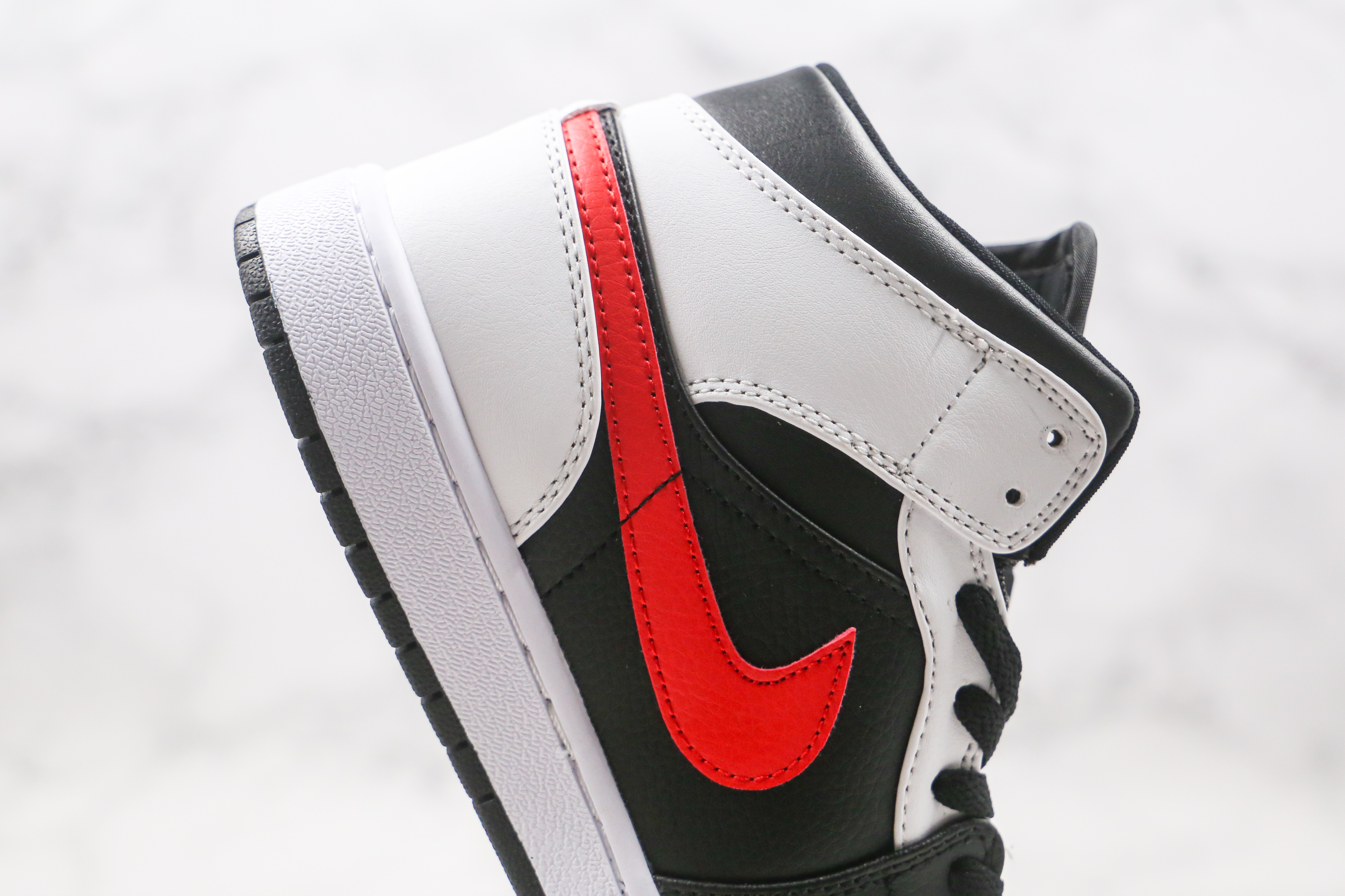 Air Jordan 1 Mid Chile Red