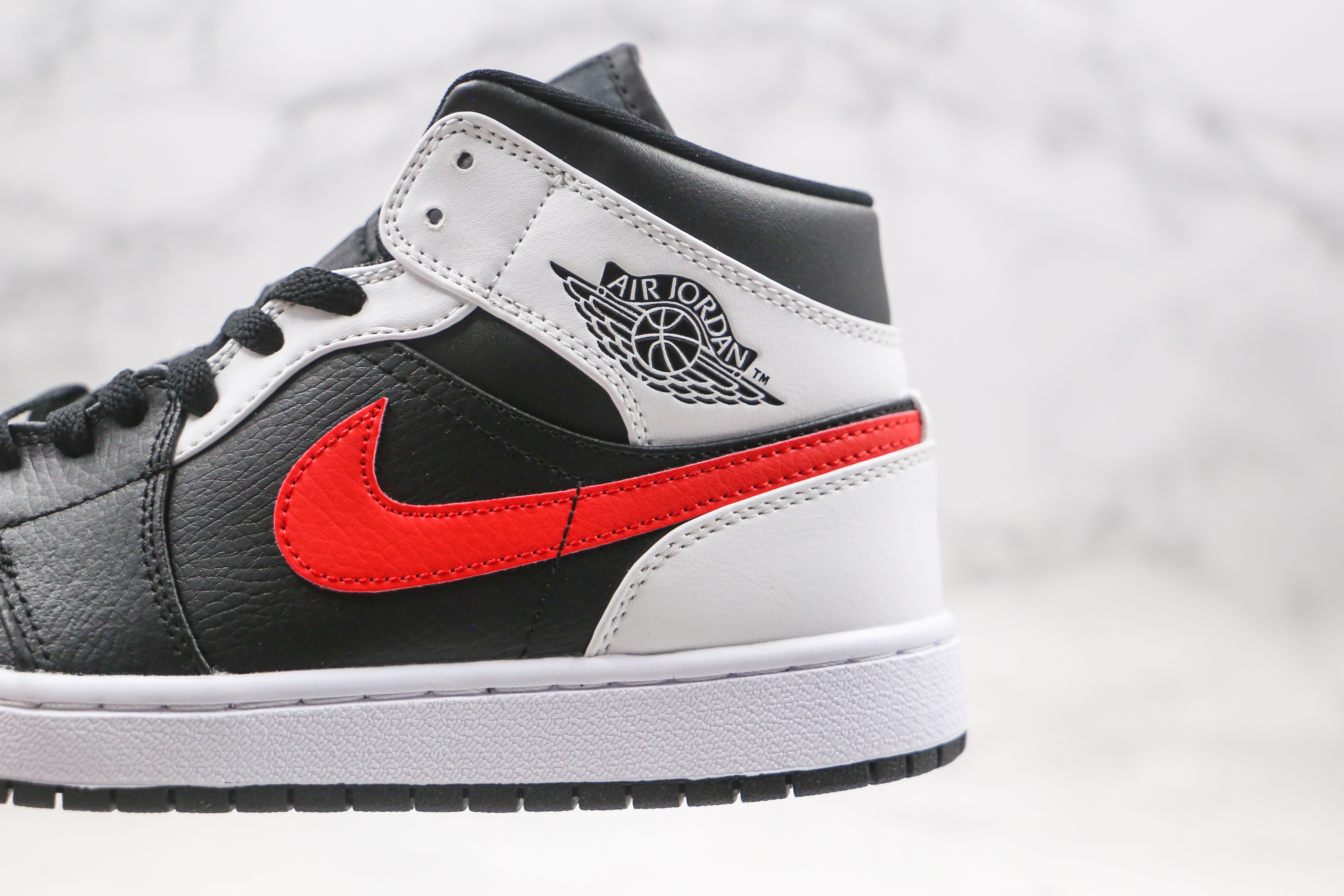 Air Jordan 1 Mid Chile Red