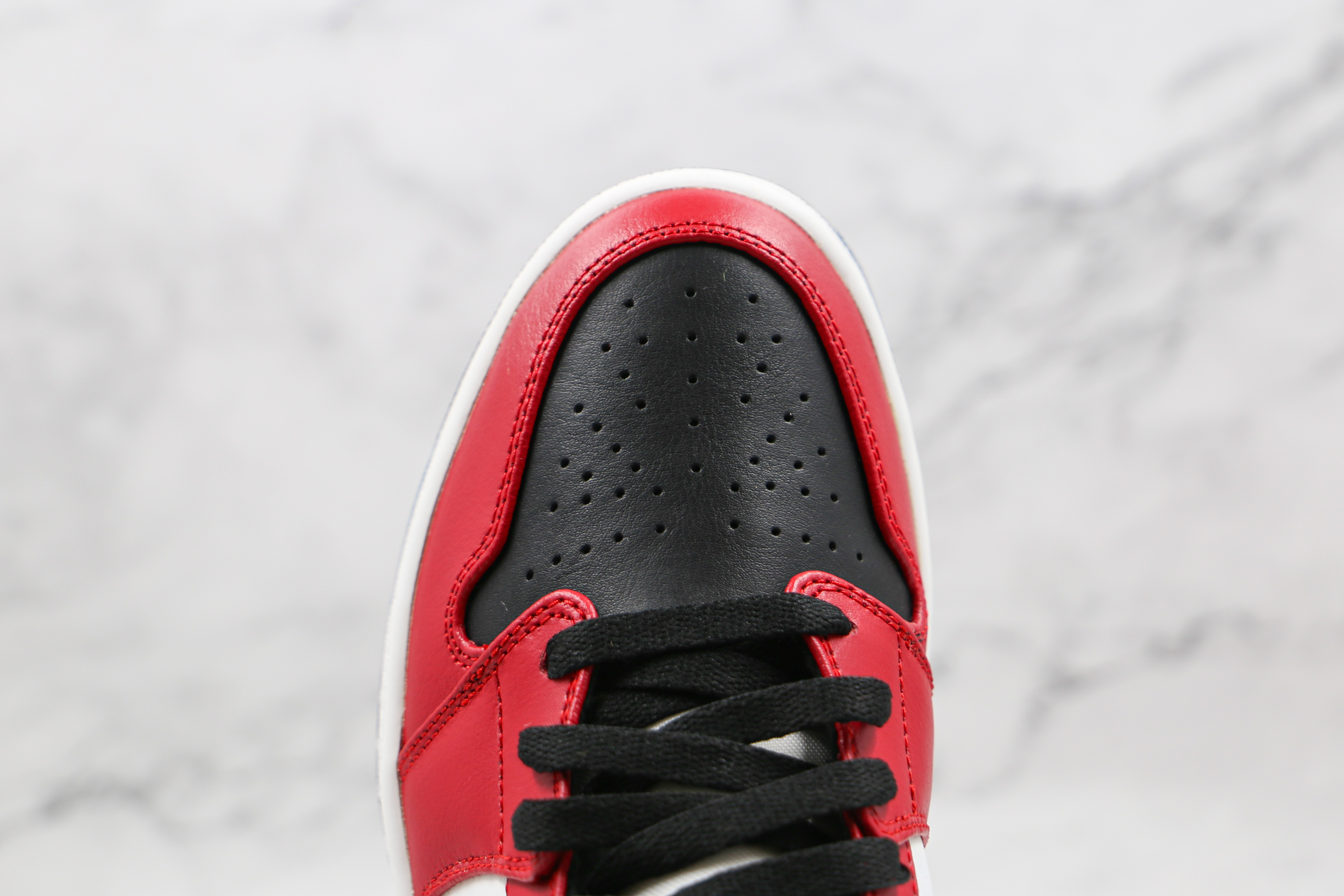 Air Jordan 1 Mid Chicago Black Toe