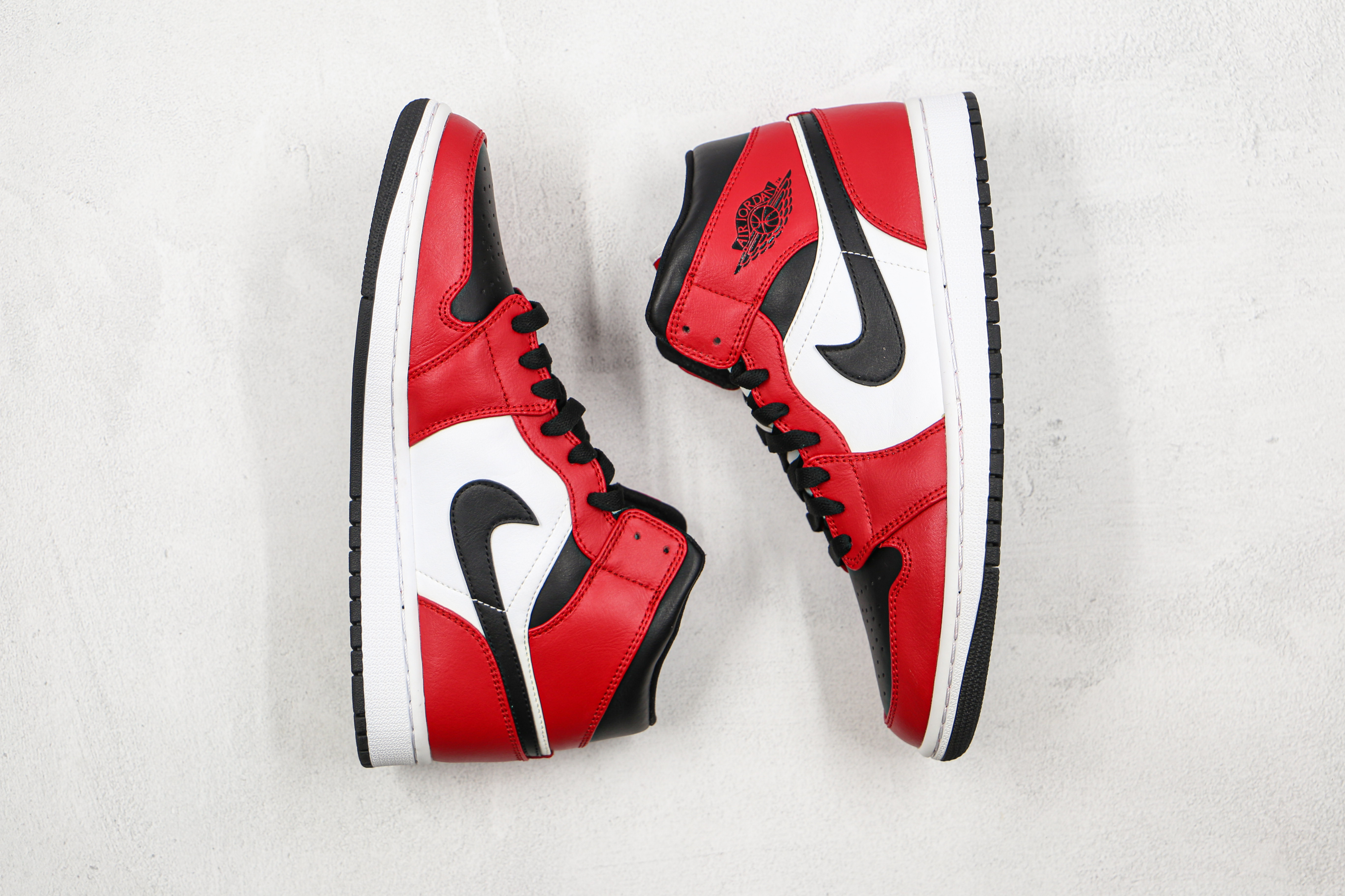 Air Jordan 1 Mid Chicago Black Toe