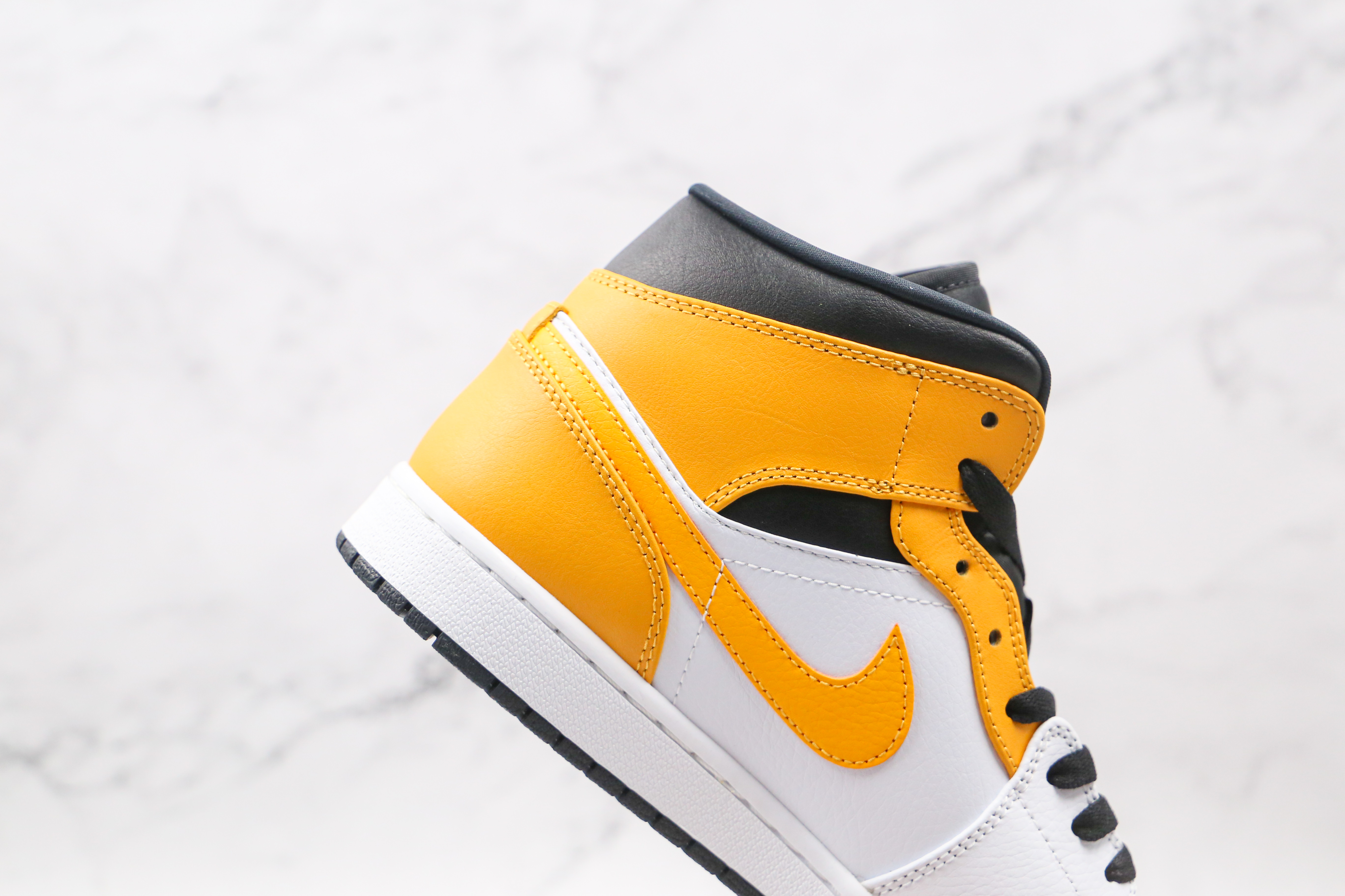 Air Jordan 1 Mid University Gold