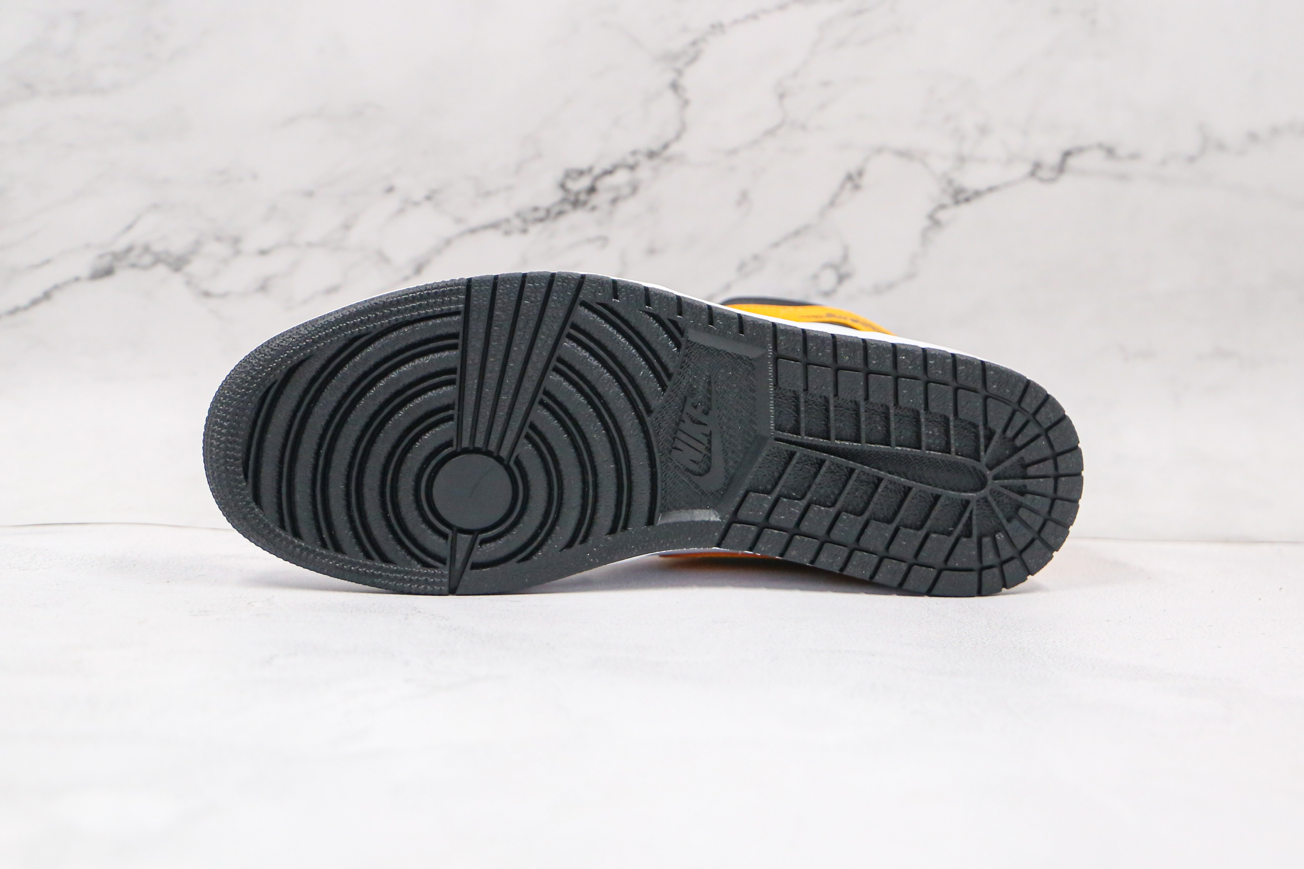 Air Jordan 1 Mid University Gold