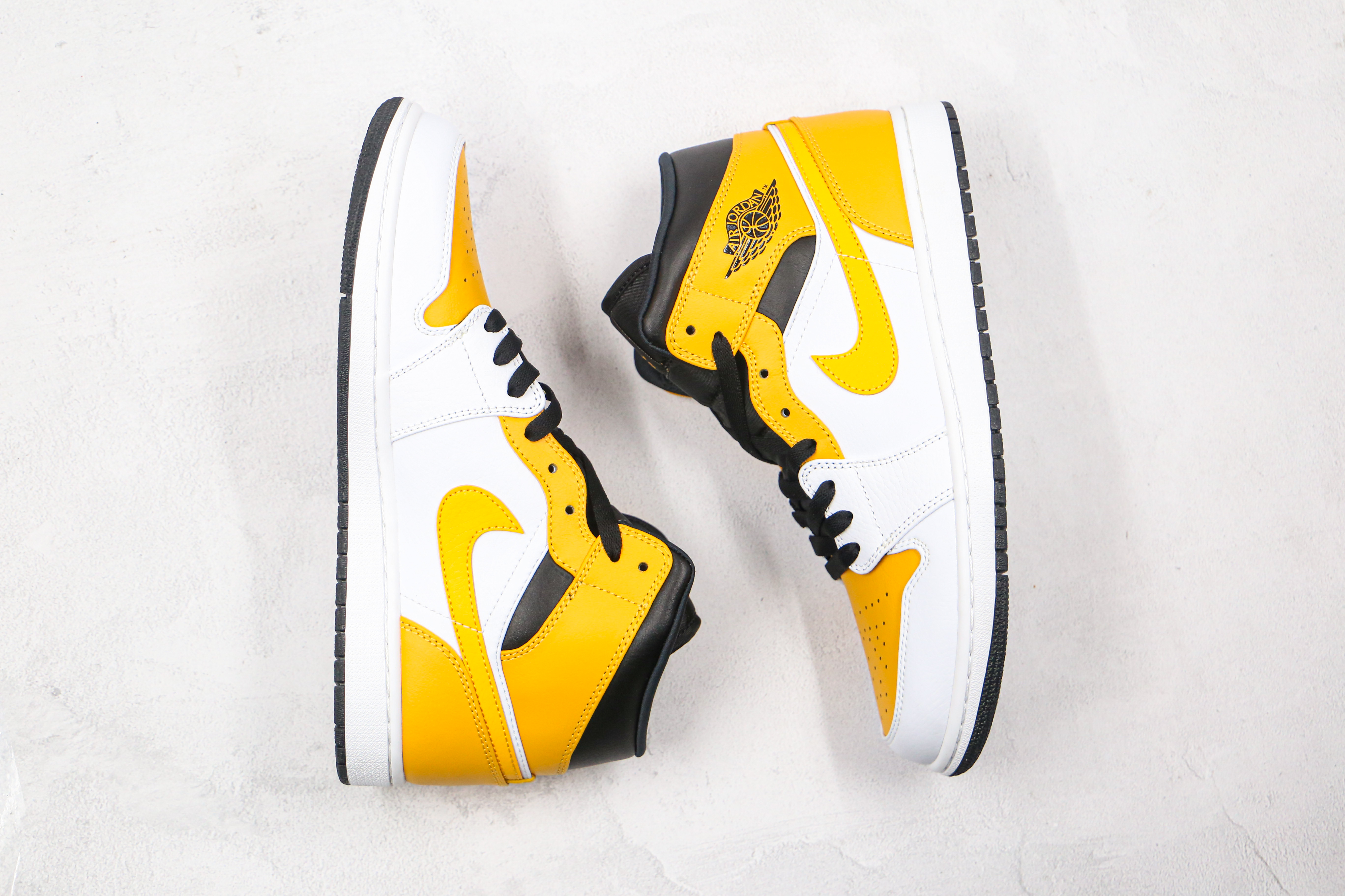 Air Jordan 1 Mid University Gold