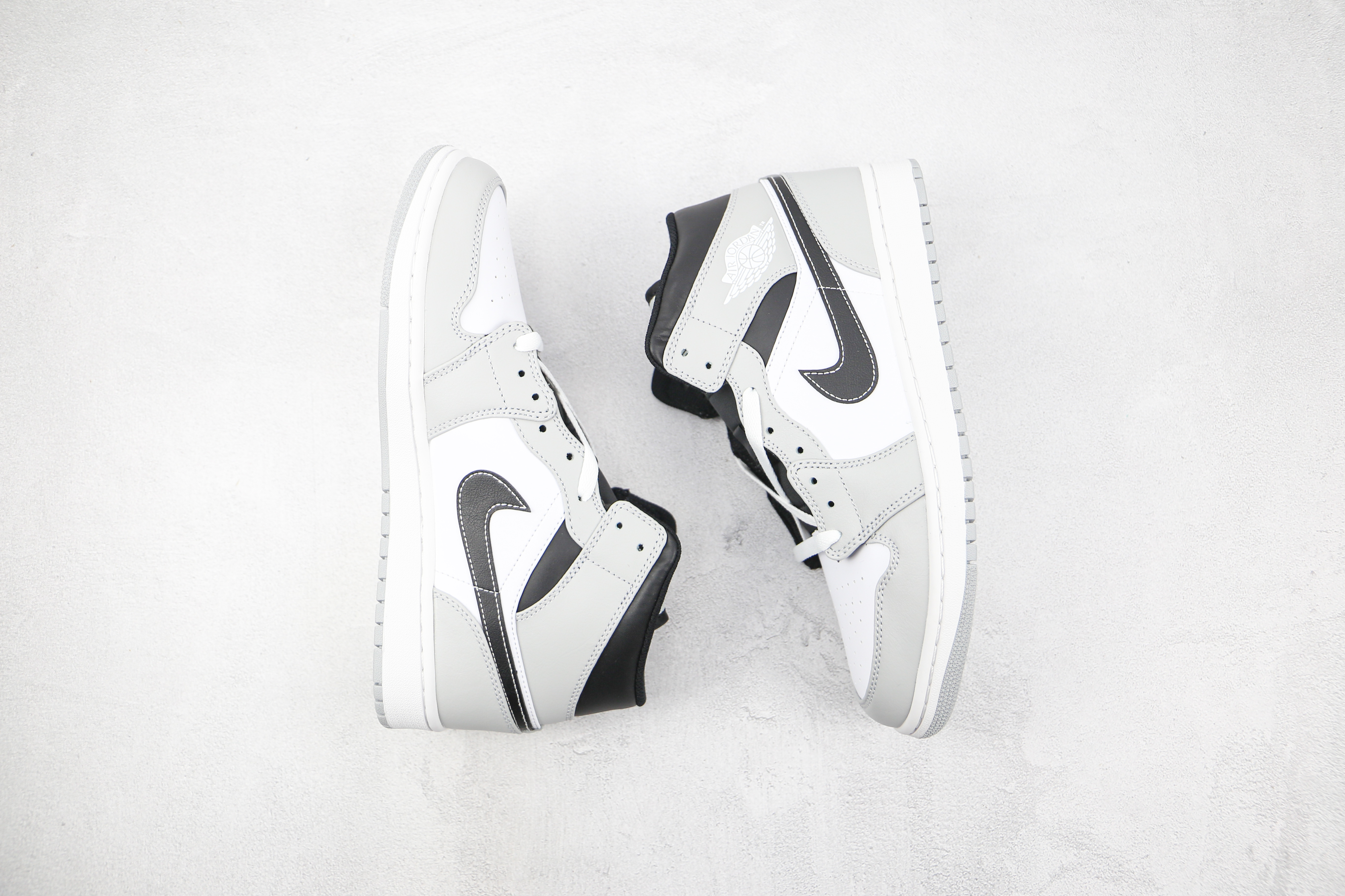 Air Jordan 1 Mid Light Smoke Grey